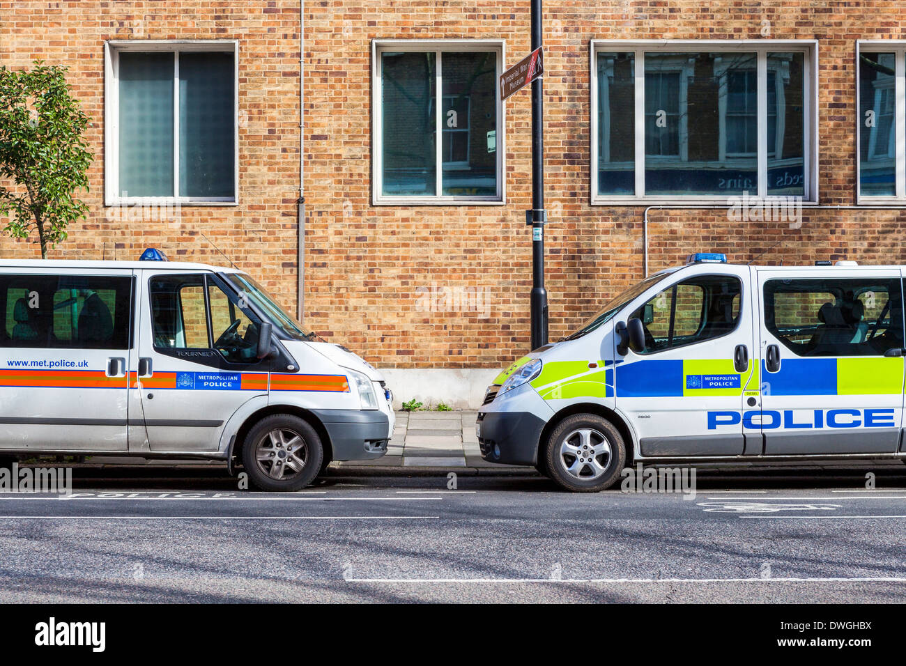 Zwei Autos der Metropolitan Police in Kennington Road, Southwark, Süd-London, SE1 geparkt Stockfoto