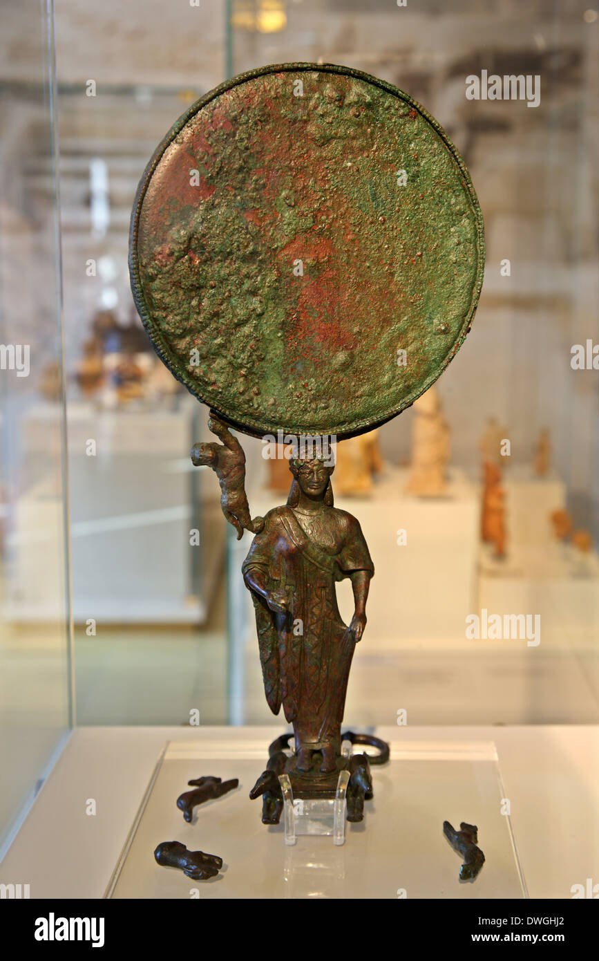 Schöne, antike Bronze Spiegel ("Karyatide" Typ) im archäologischen Museum von Nafplio, Argolis, Peloponnes, Griechenland. Stockfoto
