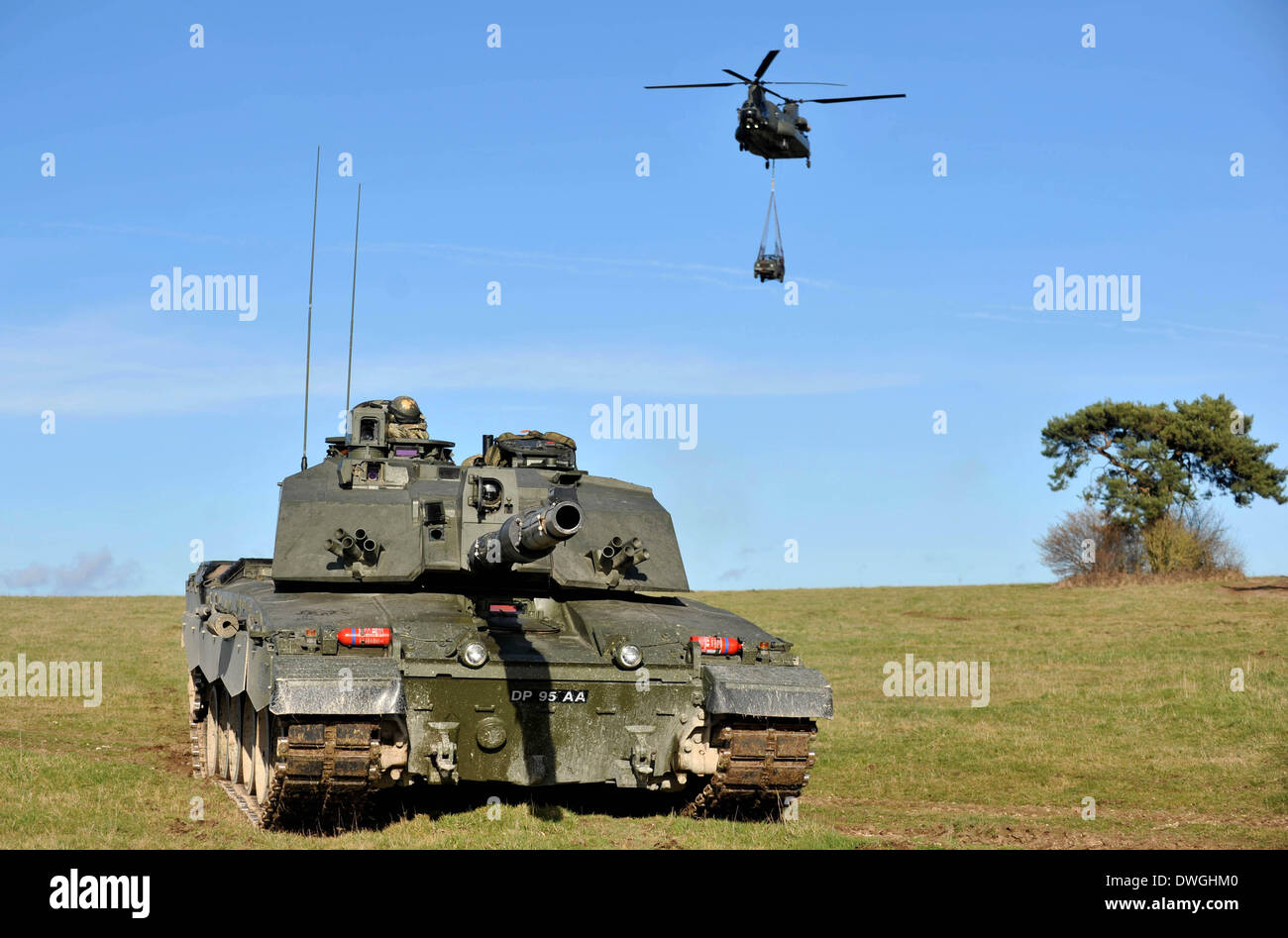 Britische Armeen königlichen Wessex Yeomanry Training mit Herausforderer Tanks und Royal Air Force Chinook-Hubschrauber, Großbritannien UK Stockfoto