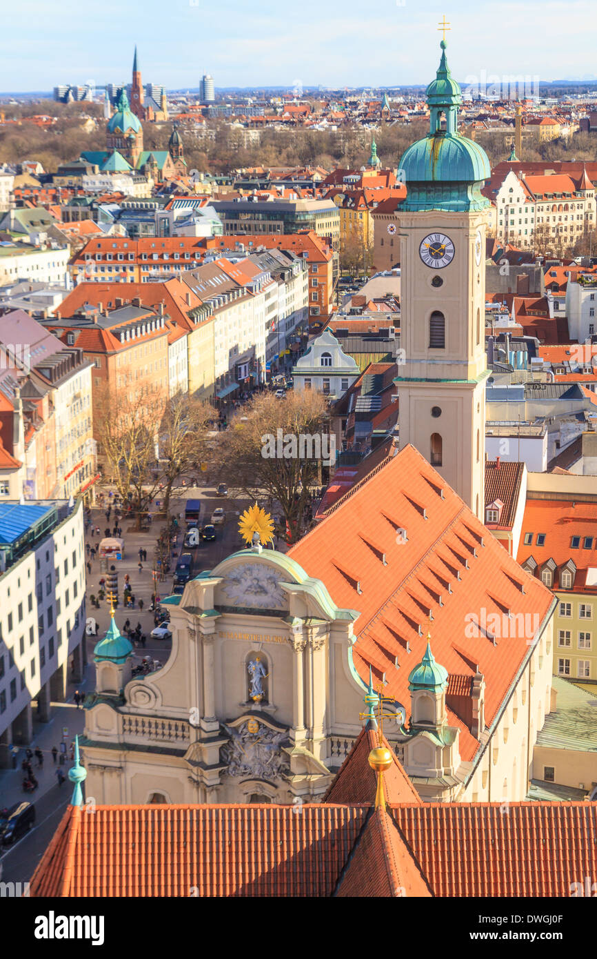München-Panorama mit dem alten Rathaus, Kirche des Heiligen Geistes und dem Viktualienmarkt, Bayern, Deutschland Stockfoto