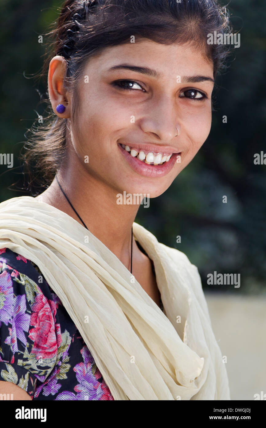 1 indische ländliche Mädchen zu Hause stehen Stockfoto