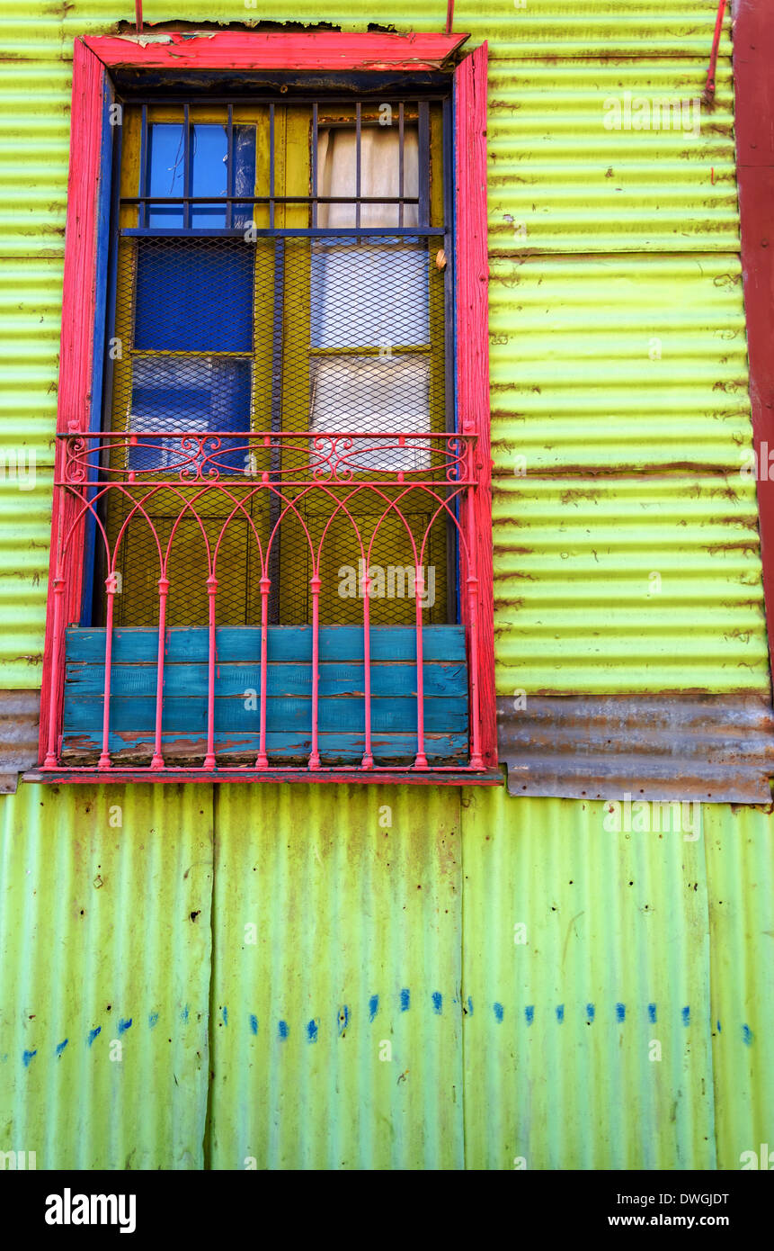 Bunte Wand und Fenster im Viertel La Boca in Buenos Aires Stockfoto