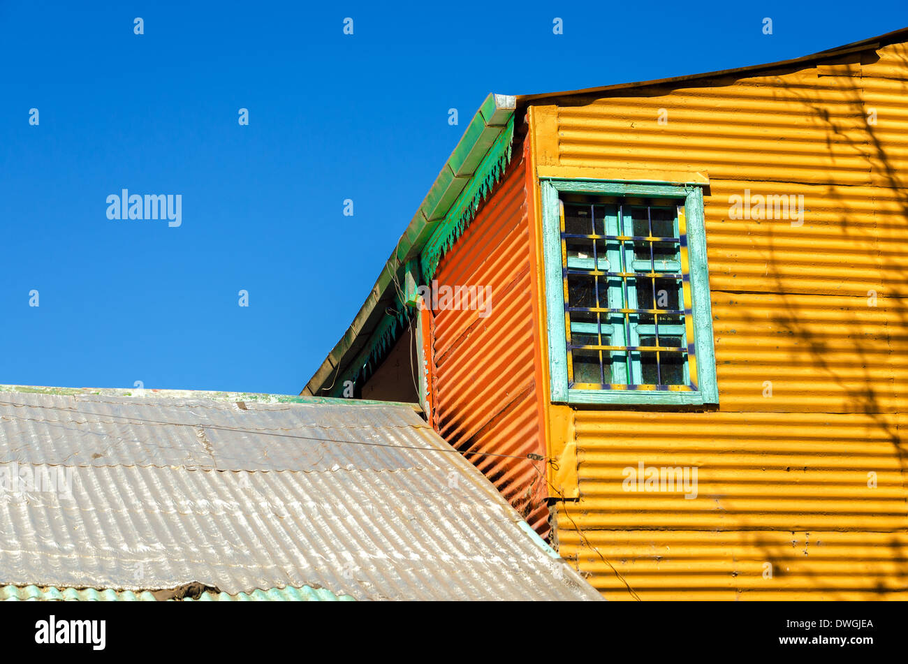 Alte orange Baukasten vor blauem Himmel in La Boca Nachbarschaft von Buenos Aires Stockfoto