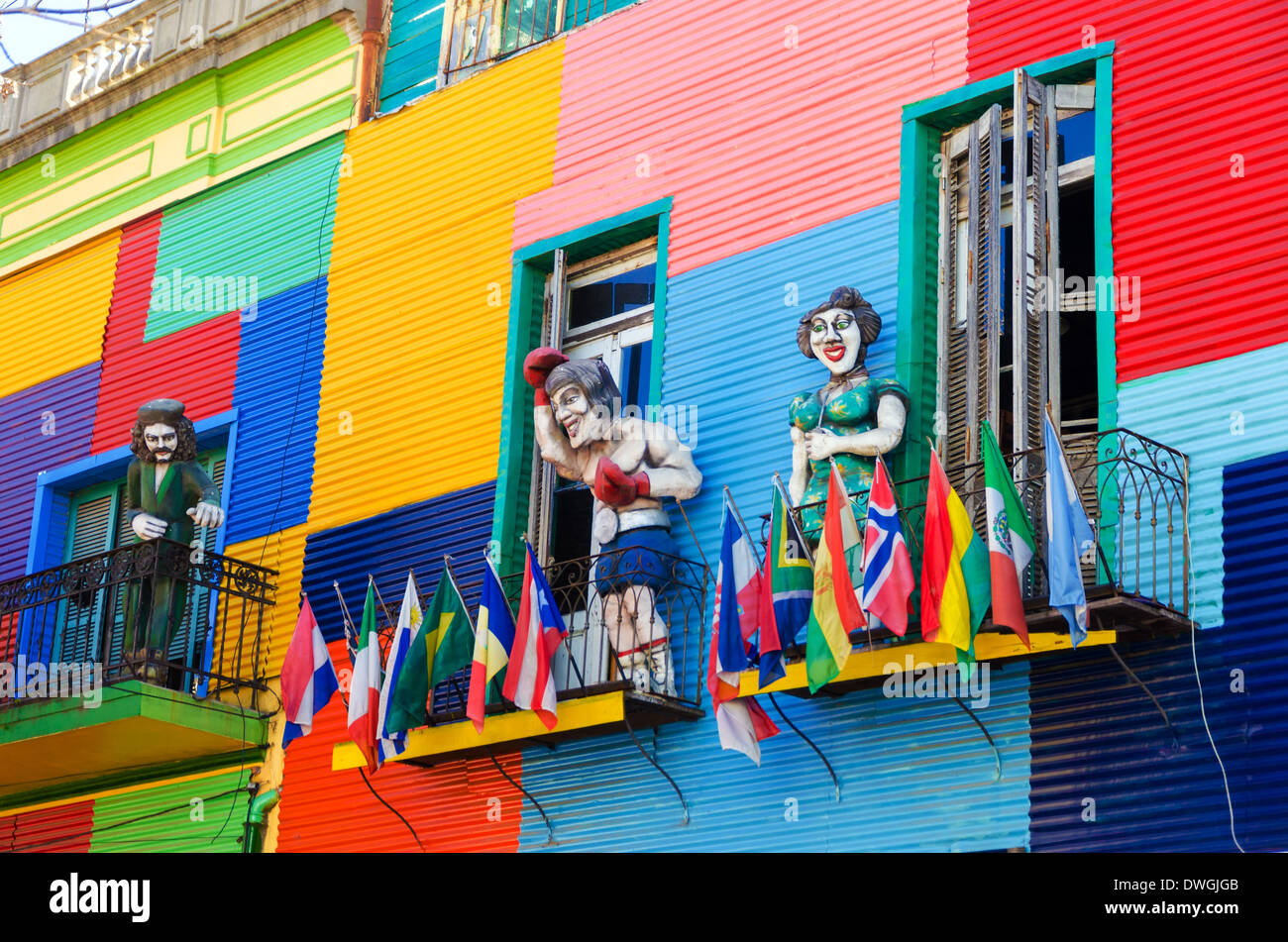 Eine bunte Gebäude in La Boca-Viertel von Buenos Aires mit Statuen und Flaggen Stockfoto