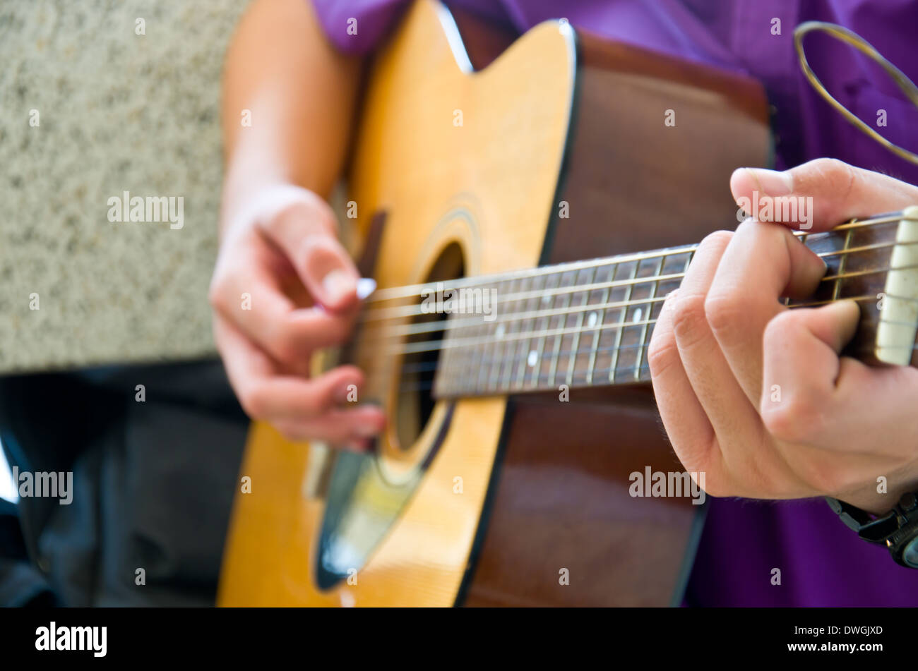 Hand für spielen Gitarre von Hand für Kinder Stockfoto