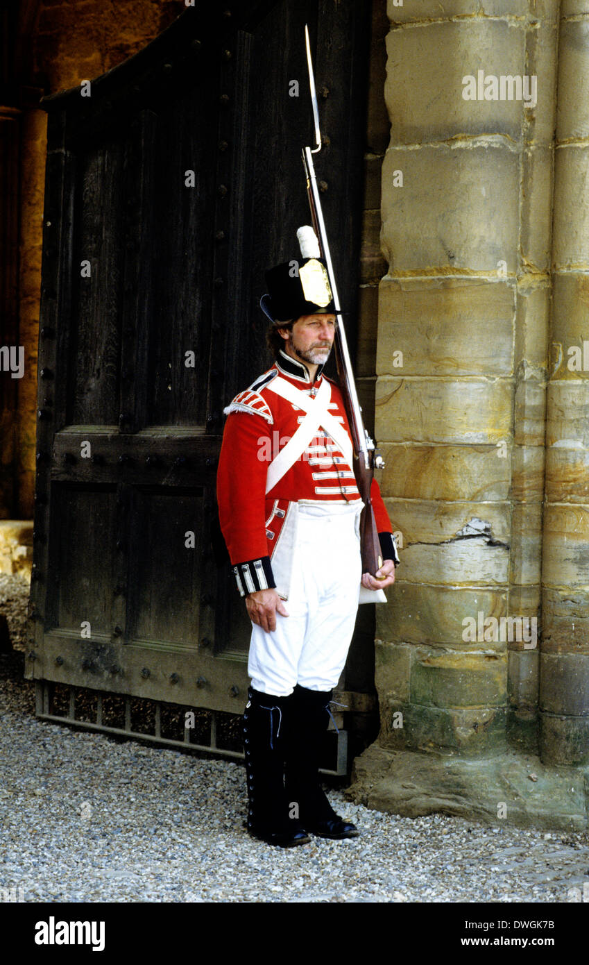 Britische Fußsoldat 1815, fest Bajonett, wie an Schlacht von Waterloo Armee Soldaten einheitliche Uniformen Musketen Bajonette England UK bereitgestellt Stockfoto