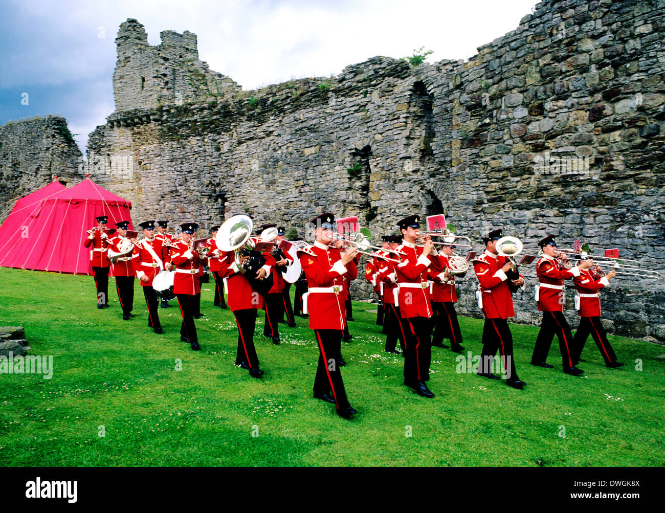 Britische militärische marschieren Normandie Brass Band, Richmond Castle, Yorkshire England UK Soldat Soldaten marschieren Armee Reenactment einheitliche Uniformen Musikinstrument Musikinstrumente Stockfoto