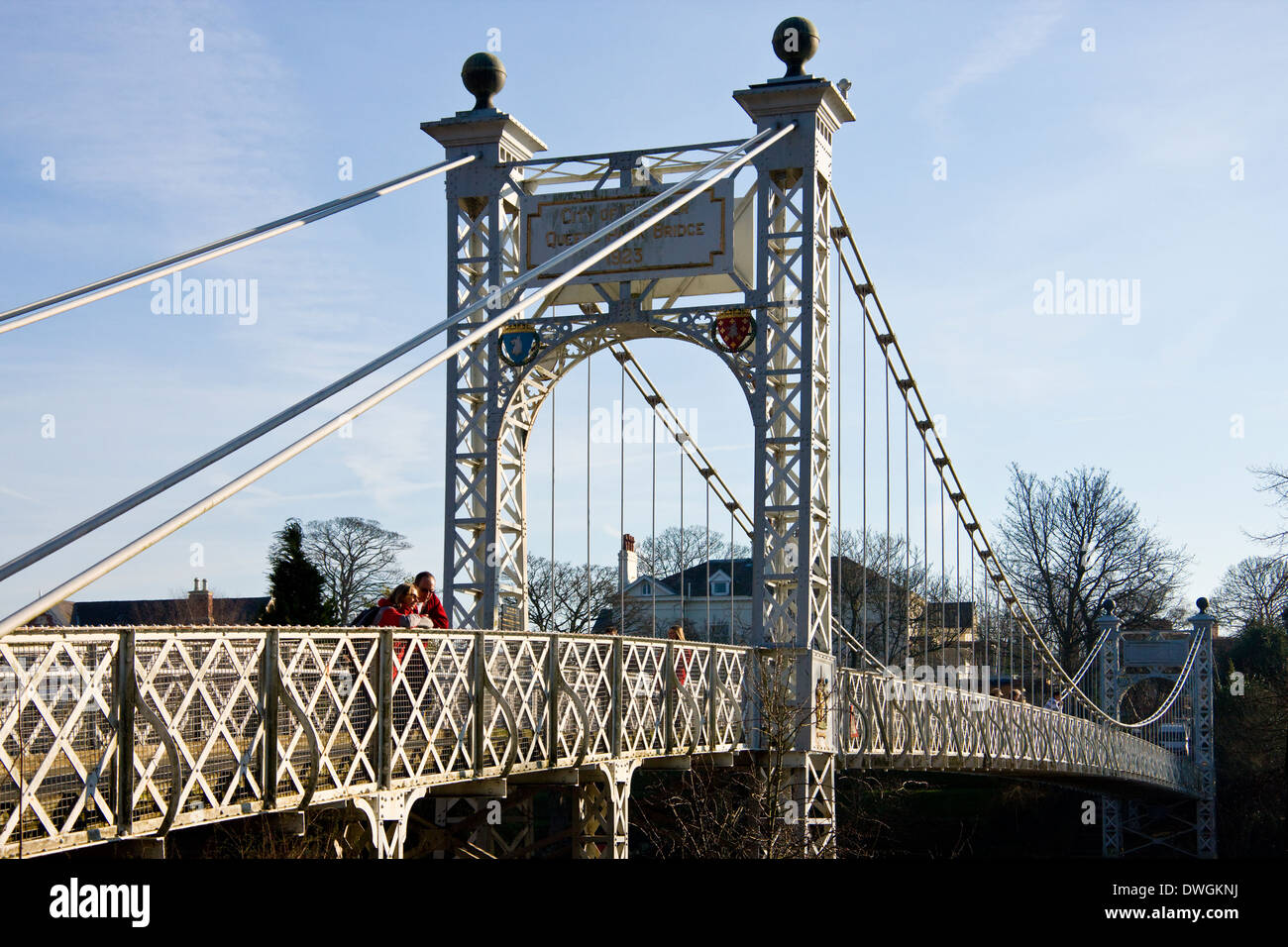 Queens Park Fußgängerbrücke über den Fluss Dee in Chester in der Grafschaft Cheshire im Vereinigten Königreich Stockfoto