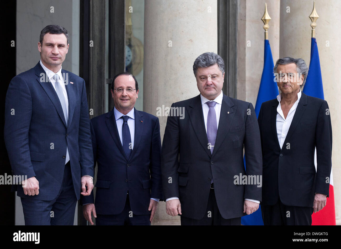 Paris, Frankreich. 7. März 2014. Der französische Präsident Francois Hollande (2. L) trifft sich mit ukrainischen Oppositionsführerin und ehemalige Boxweltmeister Vitali Klitschko (1. L) und ehemaligen ukrainischen Foreign Affairs Minister Petro Porochenko (2. R) als französische Philosoph Bernard Henri Levy neben der Elysee-Palast in Paris, Frankreich, am 7. März 2014 steht. Das Treffen fand nach einer außergewöhnlichen Staats-und Regierungschefs treffen sich in Brüssel über die Situation in der Ukraine. Bildnachweis: Etienne Laurent/Xinhua/Alamy Live-Nachrichten Stockfoto