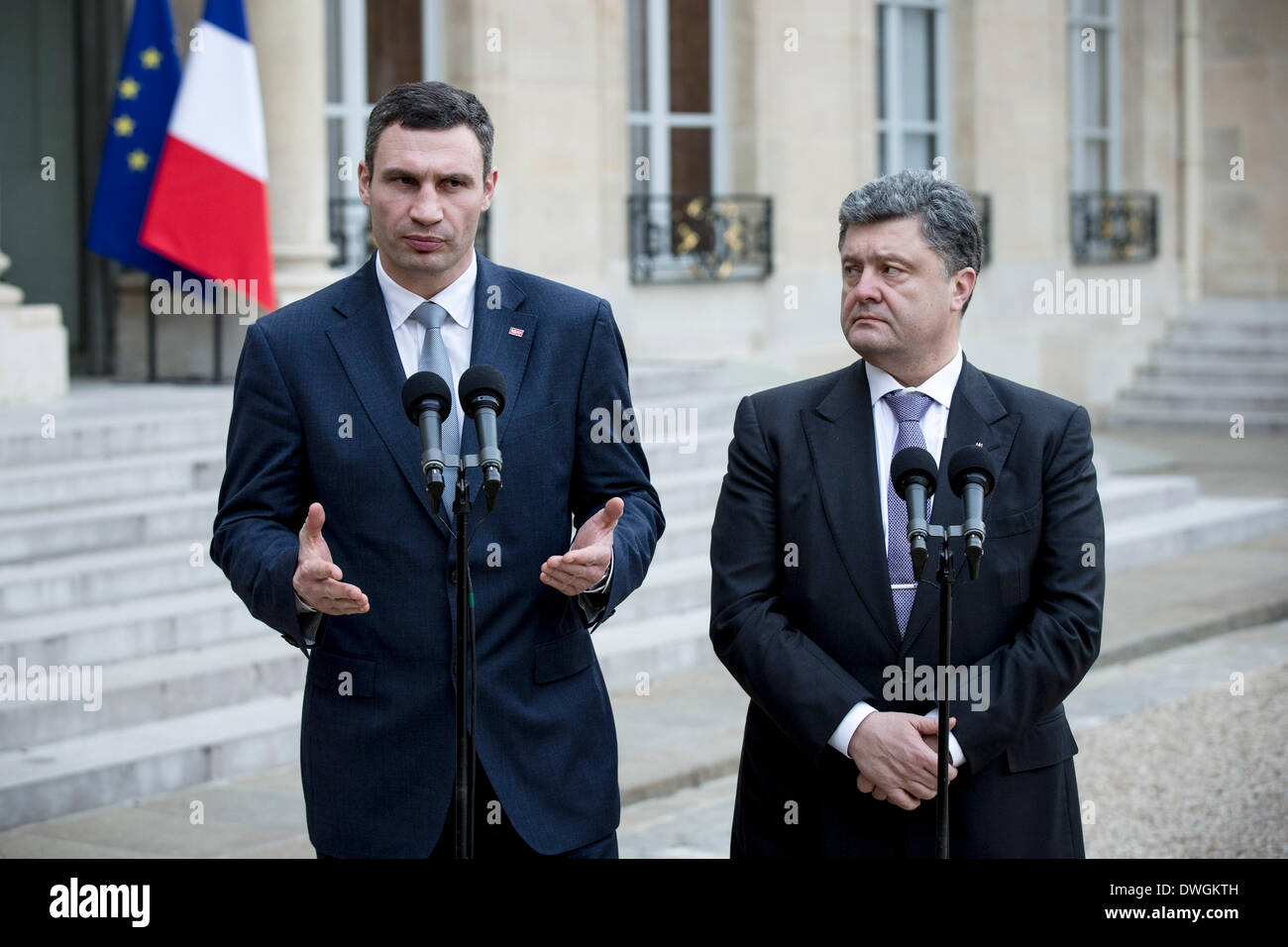 Paris, Frankreich. 7. März 2014. Ukrainische Oppositionsführer und ehemalige Boxweltmeister Vitali Klitschko(L) und ehemaligen ukrainischen Foreign Affairs Minister Petro Porochenko sprechen Medien vor einem Treffen mit dem französischen Präsidenten Francois Hollande im Elysée-Palast in Paris, Frankreich, am 7. März 2014. Das Treffen fand nach einer außergewöhnlichen Staats-und Regierungschefs treffen sich in Brüssel über die Situation in der Ukraine. Bildnachweis: Etienne Laurent/Xinhua/Alamy Live-Nachrichten Stockfoto