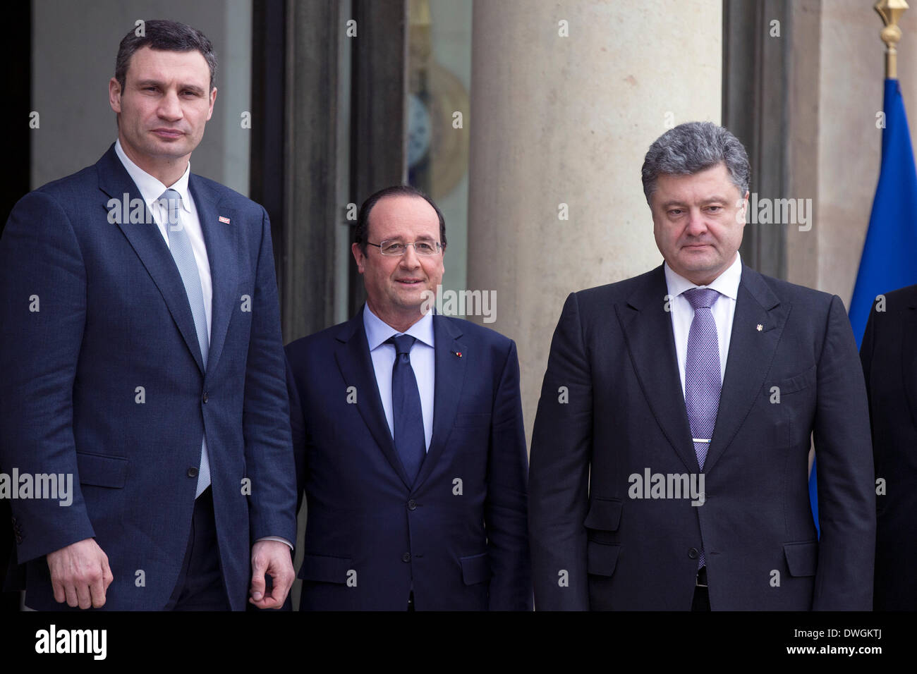 Paris, Frankreich. 7. März 2014. French President Francois Hollande (C) trifft sich mit ukrainischen Oppositionsführerin und ehemalige Boxweltmeister Vitali Klitschko (L) und ehemaligen ukrainischen Foreign Affairs Minister Petro Porochenko im Elysée-Palast in Paris, Frankreich, am 7. März 2014. Das Treffen fand nach einer außergewöhnlichen Staats-und Regierungschefs treffen sich in Brüssel über die Situation in der Ukraine. Bildnachweis: Etienne Laurent/Xinhua/Alamy Live-Nachrichten Stockfoto