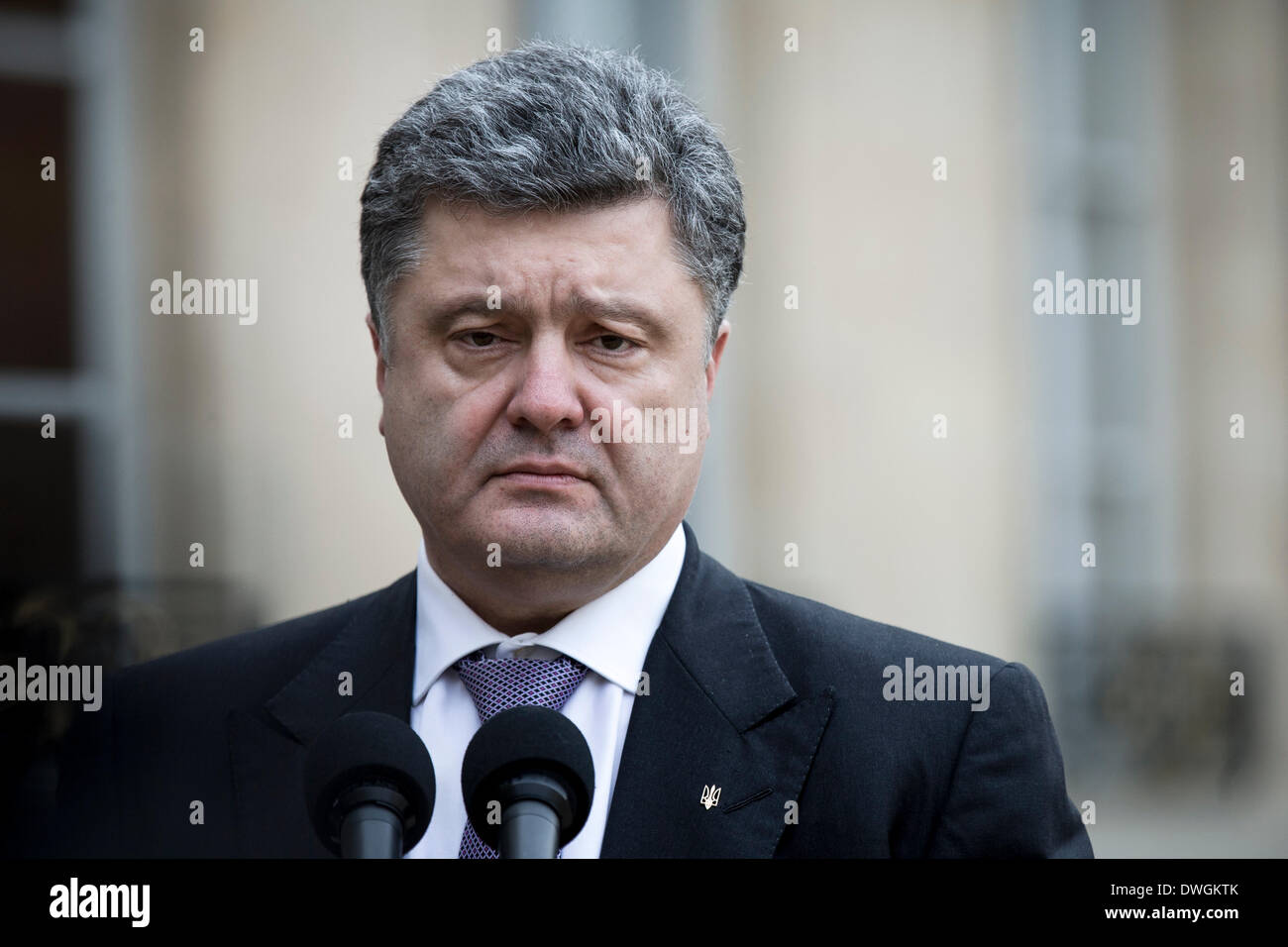 Paris, Frankreich. 7. März 2014. Ehemaligen ukrainischen Foreign Affairs Minister Petro Porochenko spricht zu den Medien vor einem Treffen mit dem französischen Präsidenten Francois Hollande im Elysée-Palast in Paris, Frankreich, am 7. März 2014. Das Treffen fand nach einer außergewöhnlichen Staats-und Regierungschefs treffen sich in Brüssel über die Situation in der Ukraine. Bildnachweis: Etienne Laurent/Xinhua/Alamy Live-Nachrichten Stockfoto