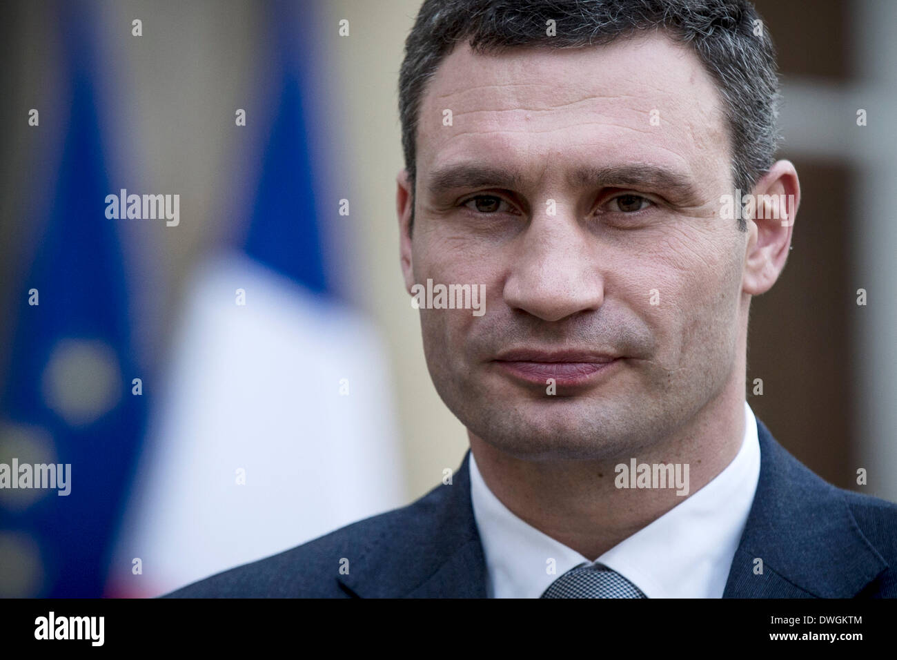 Paris, Frankreich. 7. März 2014. Ukrainische Opposition Führer und ehemaliger Boxweltmeister Vitali Klitschko spricht zu den Medien vor einem Treffen mit dem französischen Präsidenten Francois Hollande im Elysée-Palast in Paris, Frankreich, am 7. März 2014. Das Treffen fand nach einer außergewöhnlichen Staats-und Regierungschefs treffen sich in Brüssel über die Situation in der Ukraine. Bildnachweis: Etienne Laurent/Xinhua/Alamy Live-Nachrichten Stockfoto
