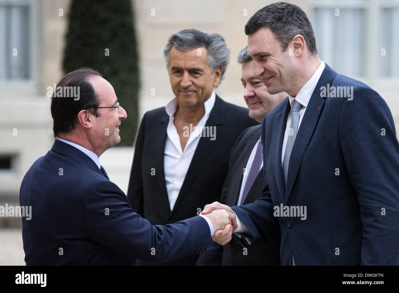 Paris, Frankreich. 7. März 2014. Der französische Präsident Francois Hollande (1. L) trifft sich mit ukrainischen Oppositionsführerin und ehemalige Boxweltmeister Vitali Klitschko (1. R) und ehemaligen ukrainischen Foreign Affairs Minister Petro Porochenko(2nd R) im Elysée-Palast in Paris, Frankreich, am 7. März 2014. Das Treffen fand nach einer außergewöhnlichen Staats-und Regierungschefs treffen sich in Brüssel über die Situation in der Ukraine. Bildnachweis: Etienne Laurent/Xinhua/Alamy Live-Nachrichten Stockfoto