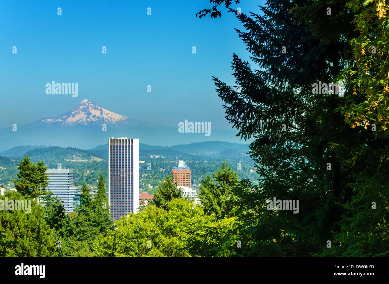 Mount Hood erhebt sich über der Innenstadt von Portland, Oregon Stockfoto