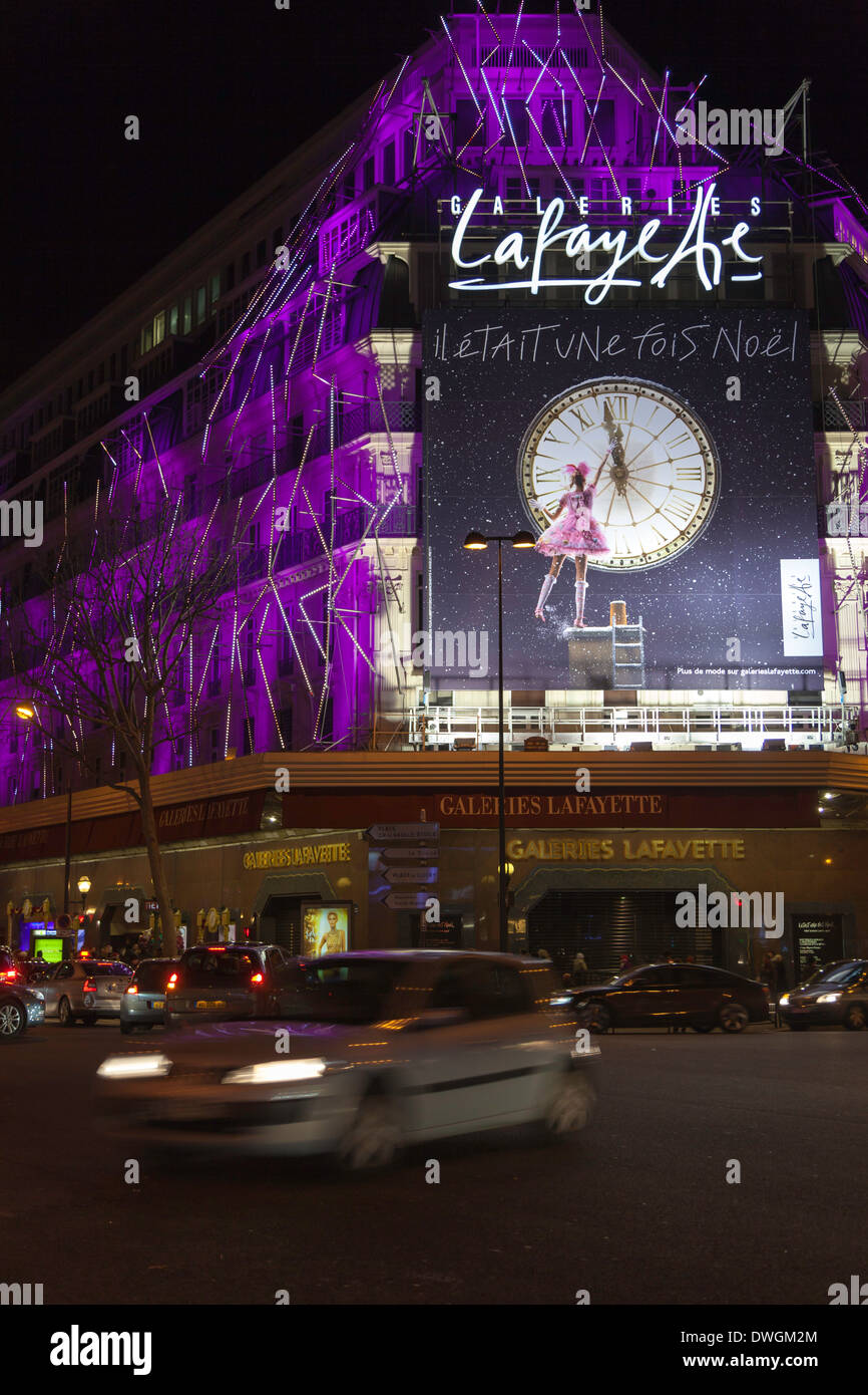 Weihnachtsbeleuchtung auf der Außenseite des Kaufhaus Galeries Lafayette, Paris, Frankreich Stockfoto