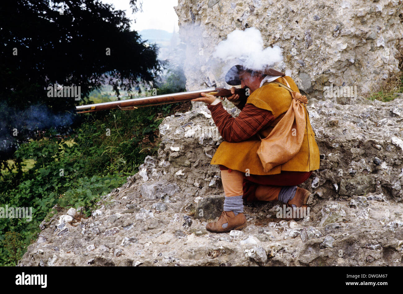 Englischer Bürgerkrieg Musketier, feuern Muskete, Rauchen Armee Soldat Soldaten 17. Jahrhundert Reenactment England UK Stockfoto