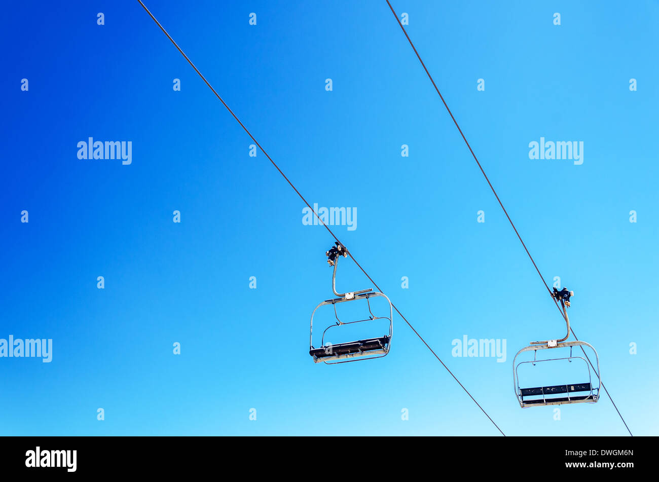 Eine Sesselbahn mit einer schönen tiefblauen Himmel blickte Stockfoto
