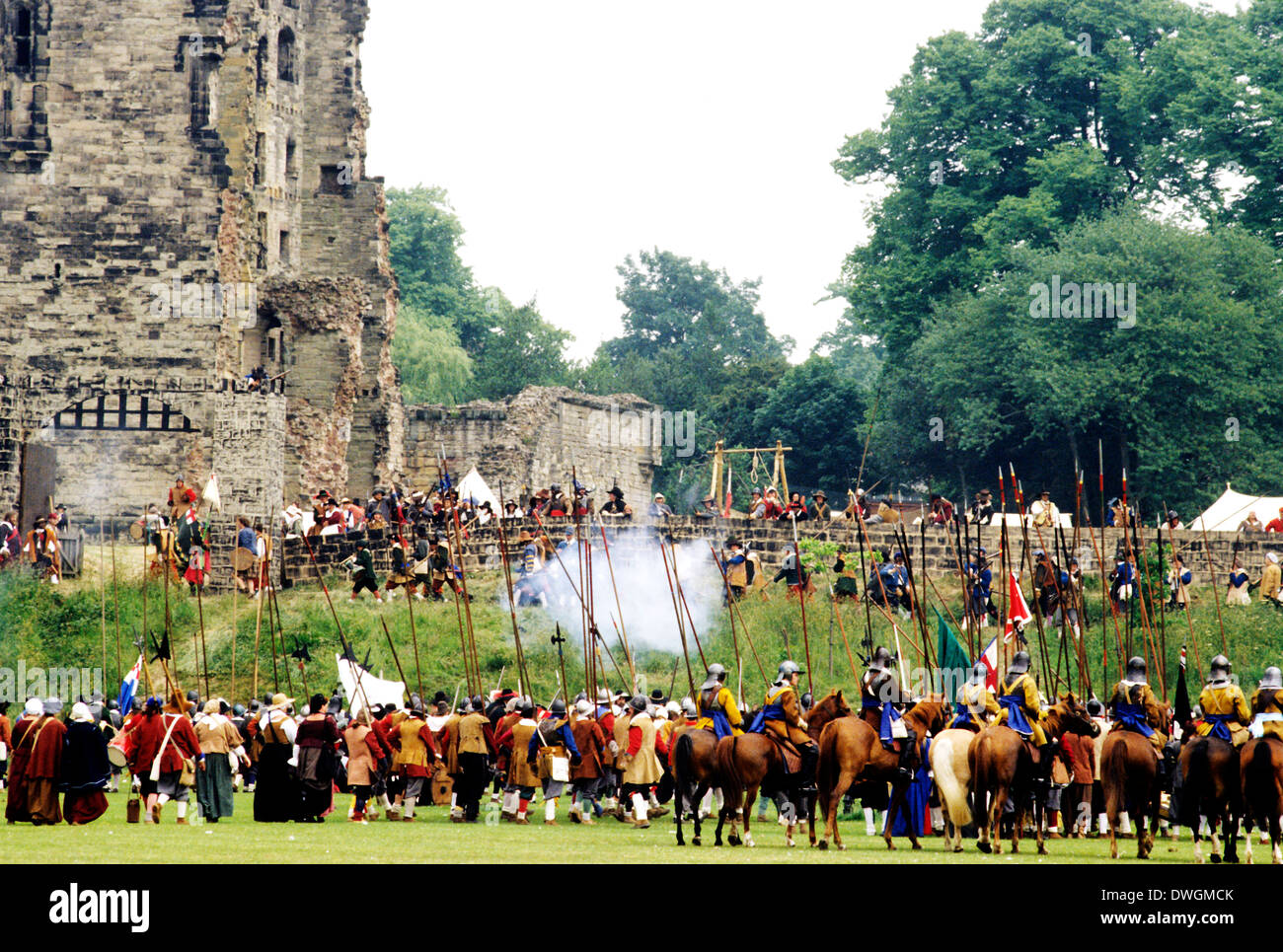 Englisch Civil Krieges Belagerung, Ashby De La Zouch, Leicestershire, Reenactment, Soldaten Soldat Schlacht Schlachten Kavallerie Pferde 17. Jahrhundert England UK Stockfoto