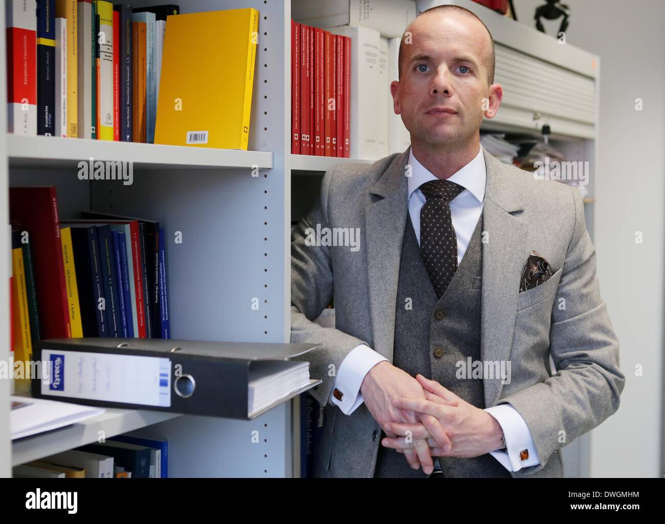 Hamburg, Deutschland. 6. März 2014. Menschenrechte-Experte Markus Kotzur der Universität Hamburg stellt in seinem Büro in Hamburg, Deutschland, 6. März 2014. Nach Kotzur, Russlands Intervention auf der Krim ist Halbinsel nicht Ligally abgedeckt. Foto: MALTE Christen/Dpa/Alamy Live News Stockfoto