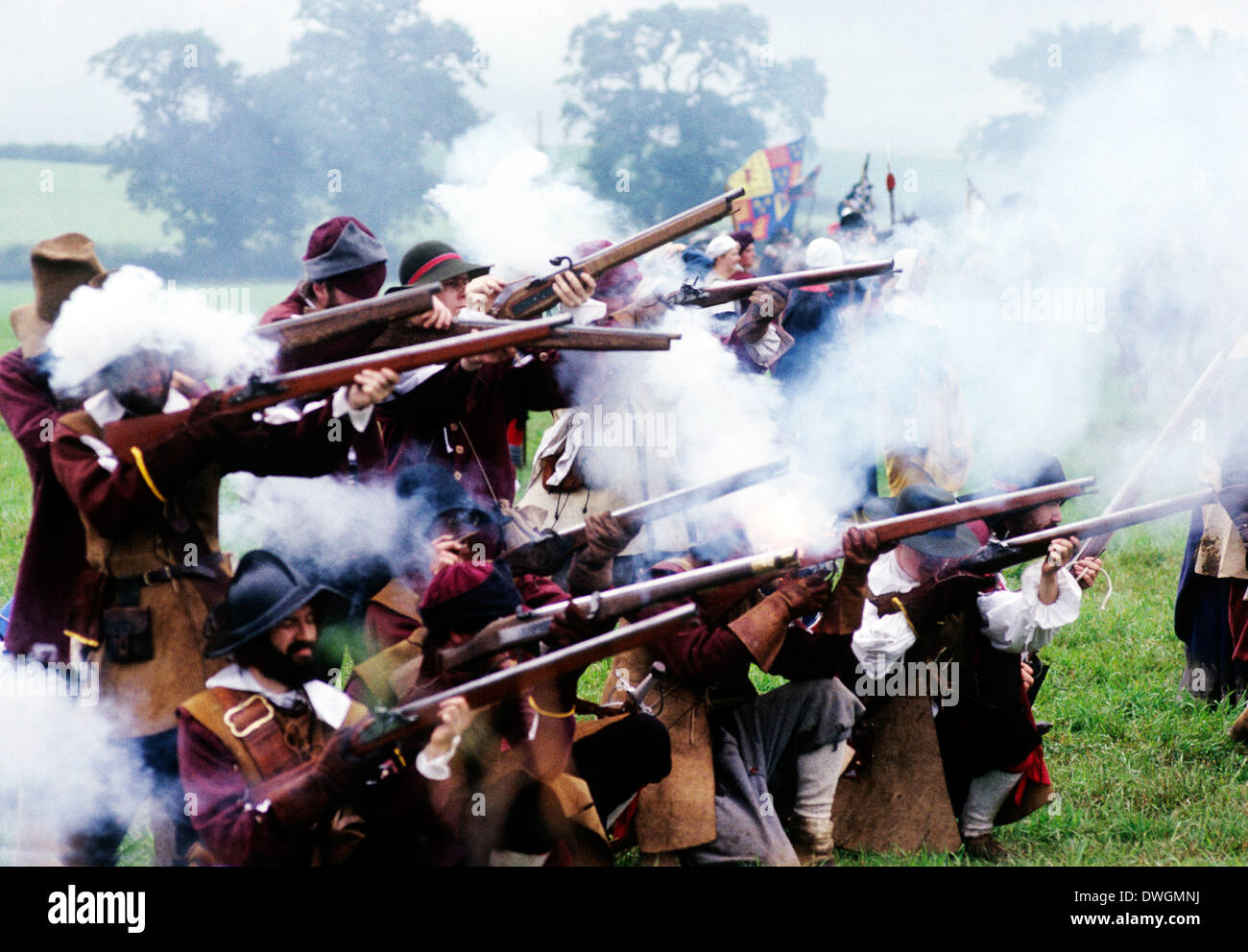 Englischer Bürgerkrieg, Muskete Feuer im Kampf, 17. Jahrhundert, feuern Musketen, Reenactment Soldat Soldaten England UK Militär-Kämpfe Stockfoto