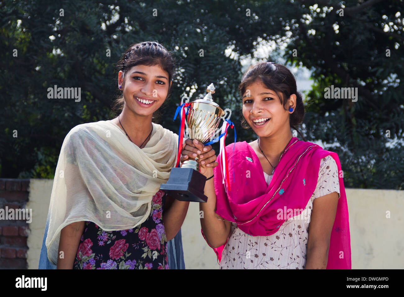 Indische ländliche Mädchen stehend mit Trophäe zu Hause Stockfoto