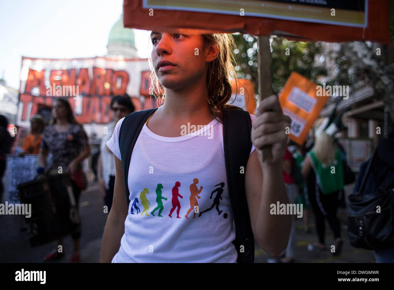 Buenos Aires, Argentinien. 7. März 2014. Eine Frau hält einen Banner während eines Marsches der Mitglieder von sozialen Organisationen, feministische Gruppen und linken Parteien, Markierung der Weltfrauentag in Buenos Aires, Hauptstadt von Argentinien, am 7. März 2014. Bildnachweis: Martin Zabala/Xinhua/Alamy Live-Nachrichten Stockfoto
