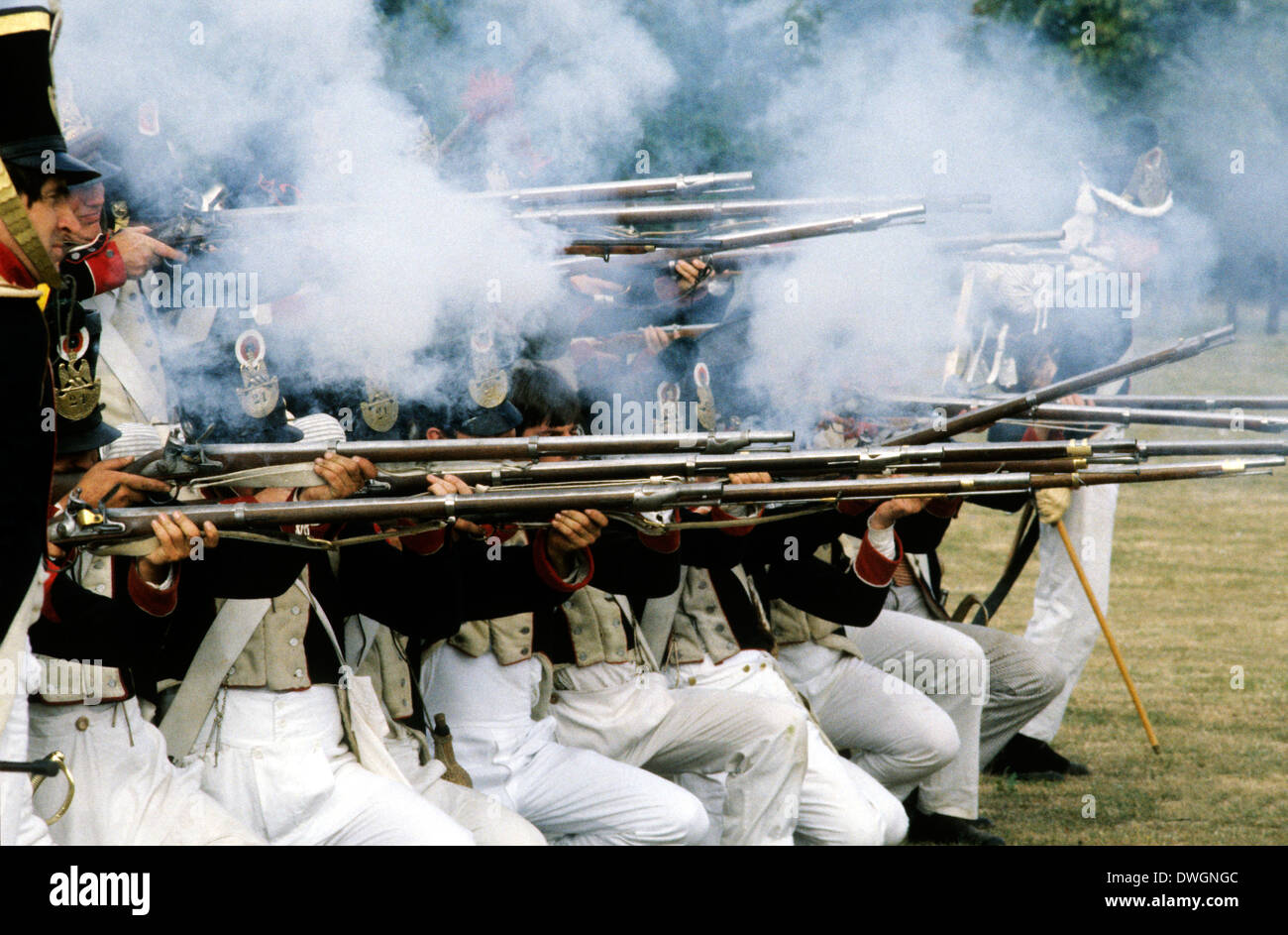 Französisch napoleonischen Gewehrschützen Soldaten feuern Musketen im Kampf, 1815, wie in Schlacht von Waterloo, Reenactment bereitgestellt Stockfoto
