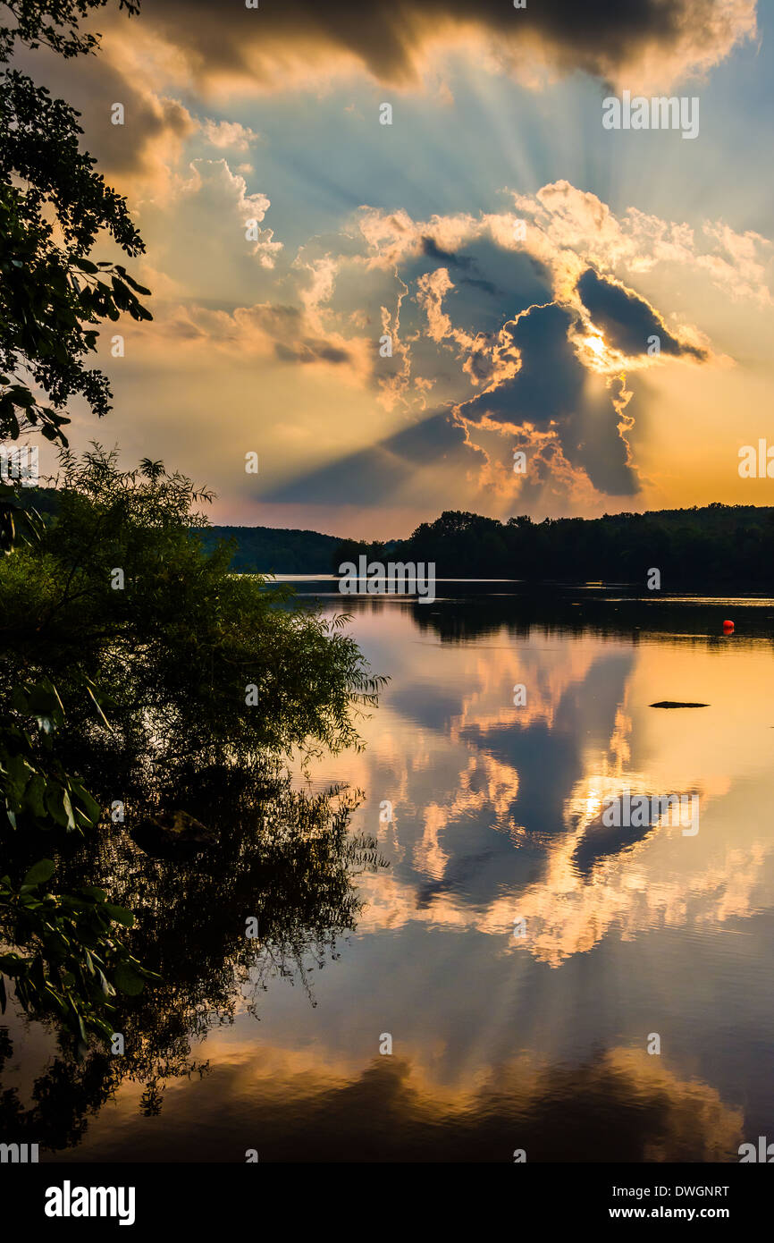 Dramatischen Sonnenuntergang über Pinchot See, Gifford Pinchot State Park, Pennsylvania. Stockfoto