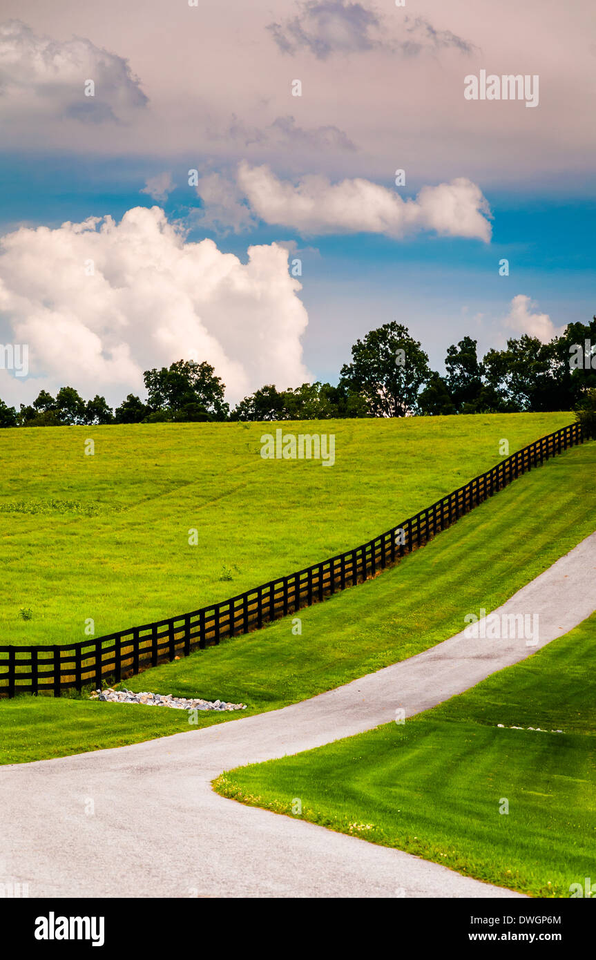 Zaun entlang einer Fahrstraße in ländlichen York County, Pennsylvania. Stockfoto