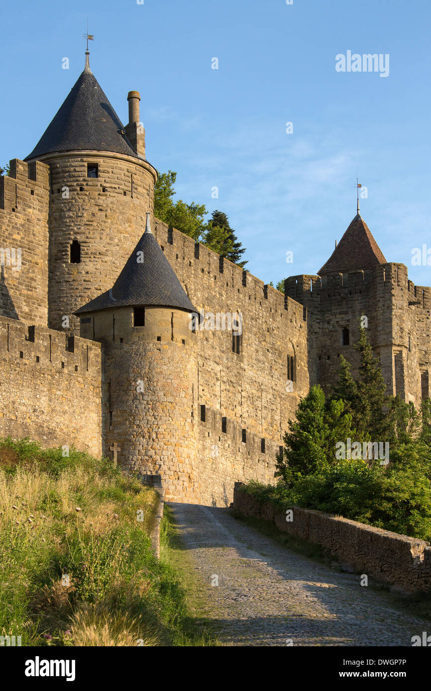 Die mittelalterliche Festung und Mauern umgebene Stadt Carcassonne im Südwesten Frankreichs Stockfoto