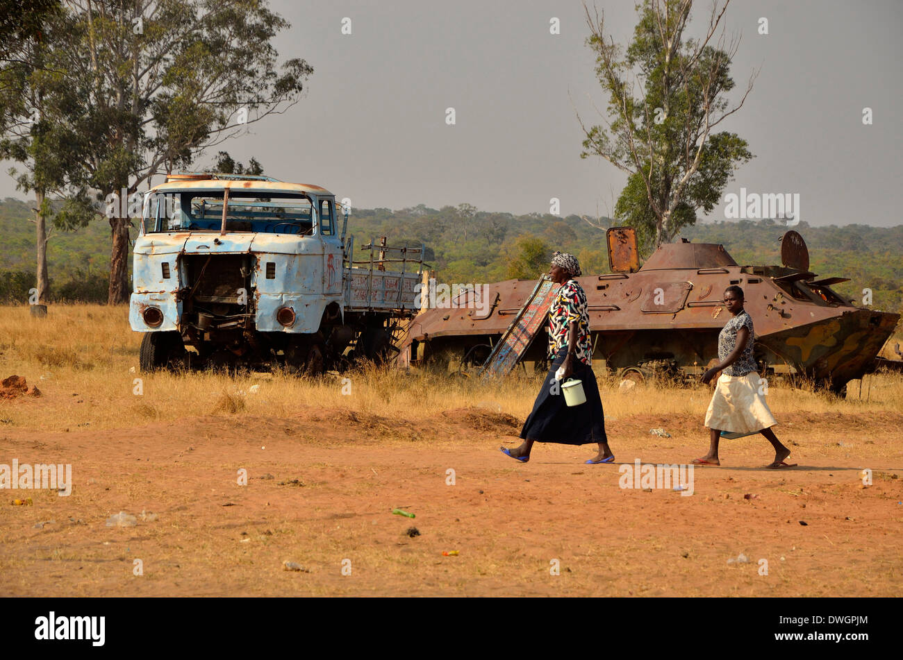 Frauen und Tank, Angola, Afrika Stockfoto