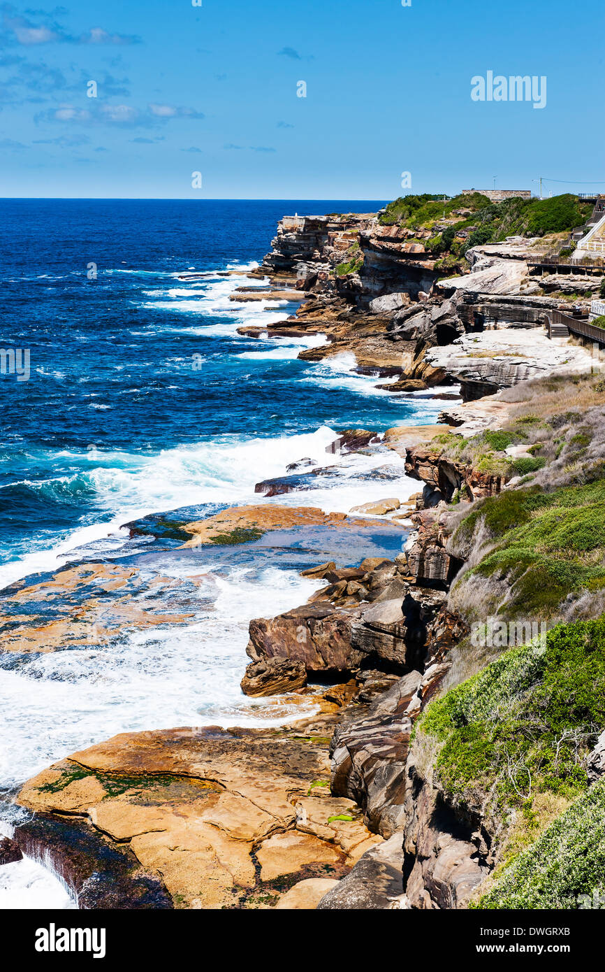 Die zerklüftete Küste am Bondi Beach, Coogee Beach Küstenweg in Sydney, Australien Stockfoto