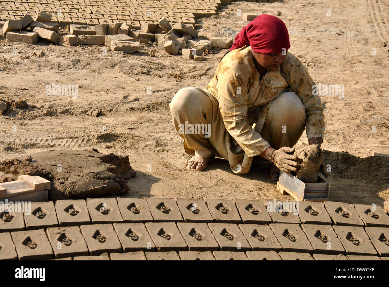 Lahore. 8. März 2014. Ein pakistanische Frau Arbeiter arbeitet an einer Ziegelei in östlichen Pakistan Lahore, 8. März 2014, dem internationalen Frauentag. Frauen haben nur begrenzte Möglichkeiten in Pakistans sehr traditionellen, patriarchalischen Gesellschaft. © Schröder/Xinhua/Alamy Live-Nachrichten Stockfoto