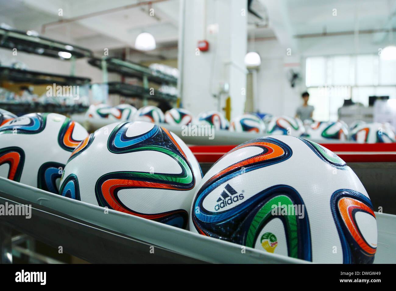 China: Produktion von Brazuca, Offizieller Spielball der FIFA-Weltmeisterschaft Brasilien 2014 Stockfoto