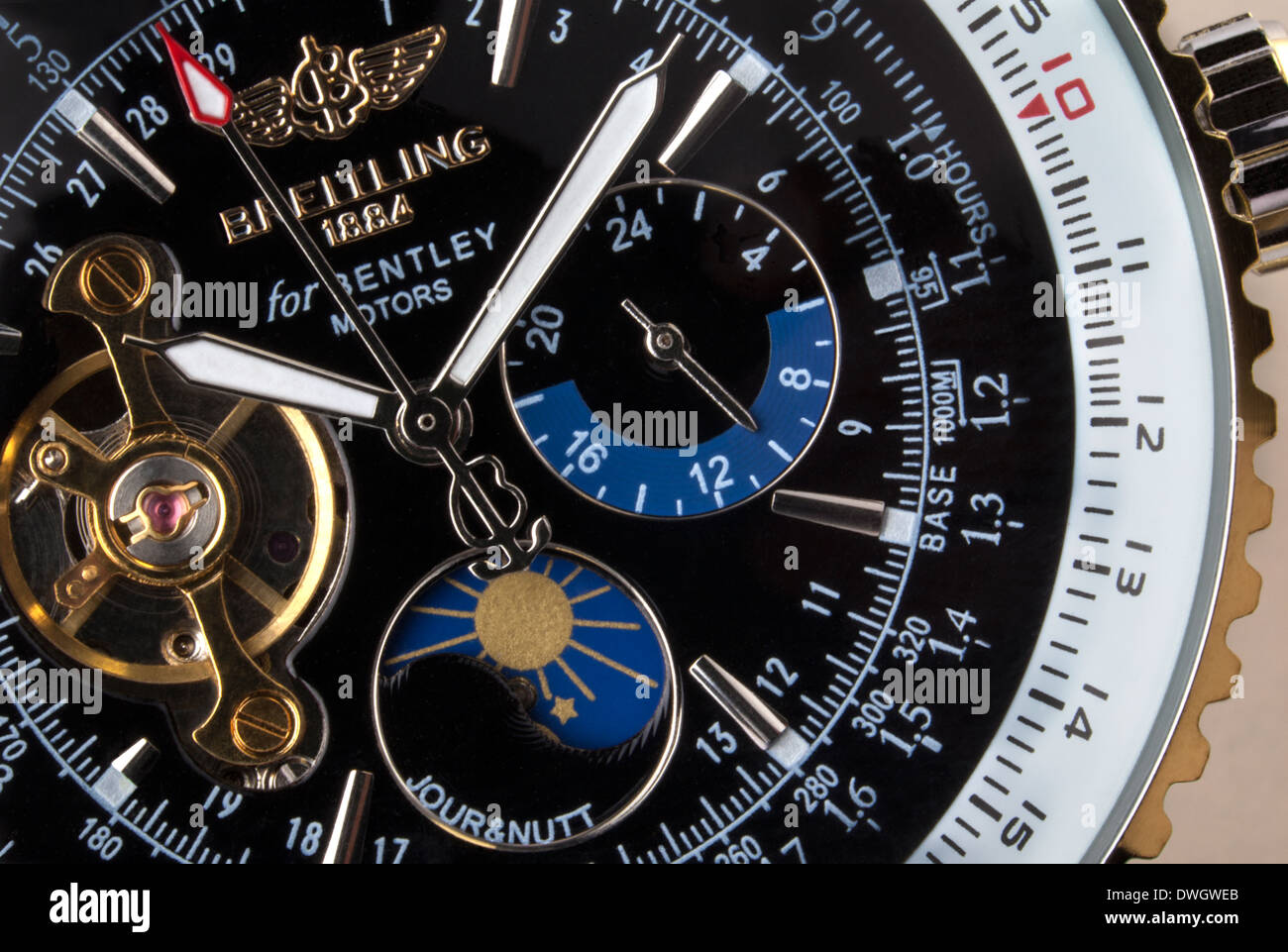 Nahaufnahme von einem teuren Schweizer machte Breitling Chronograph Armbanduhr. Stockfoto