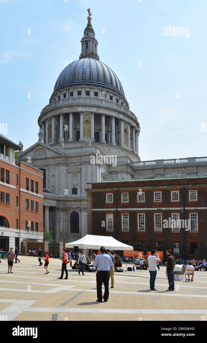 Paternoster Square London St Pauls Cathedral und Büroangestellte an heißen Sommertag in der Mittagspause Stockfoto