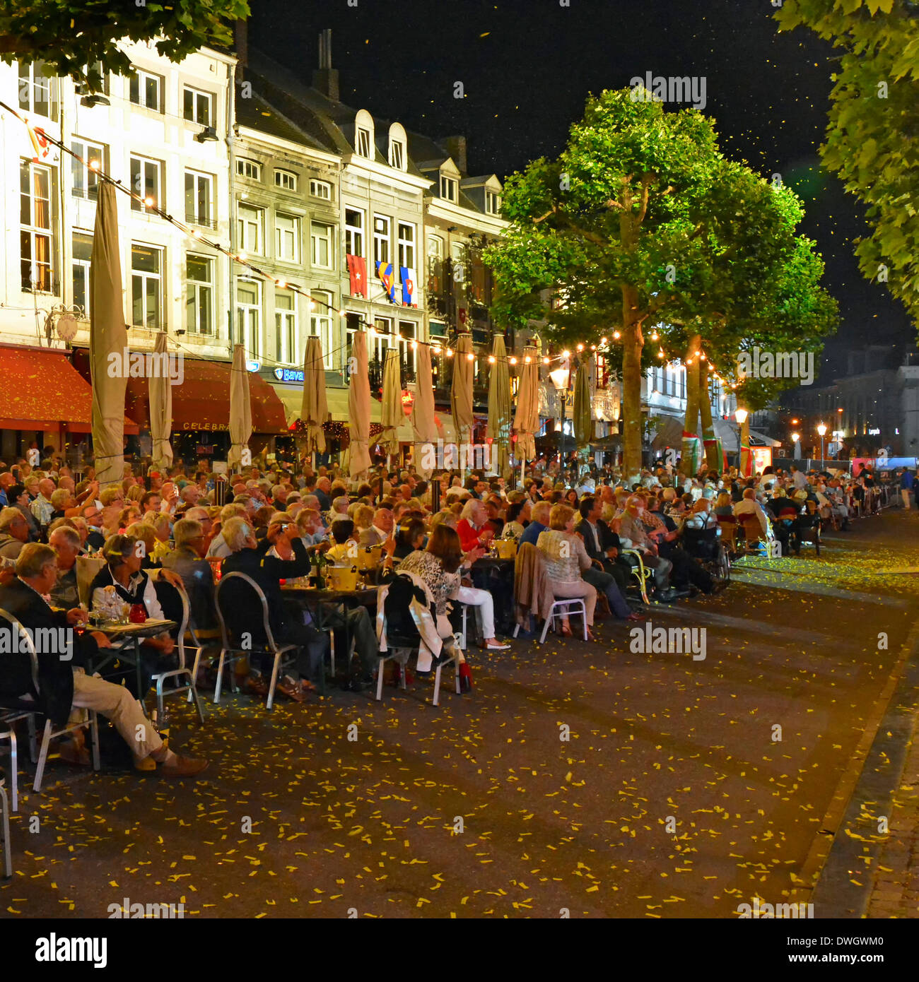 Maastricht City Vrijthof Square in Freiluftrestaurants für André Rieu & Orchester, die am Sommerabend ein Konzert im Freien mit Flutlicht in der EU aufführen Stockfoto