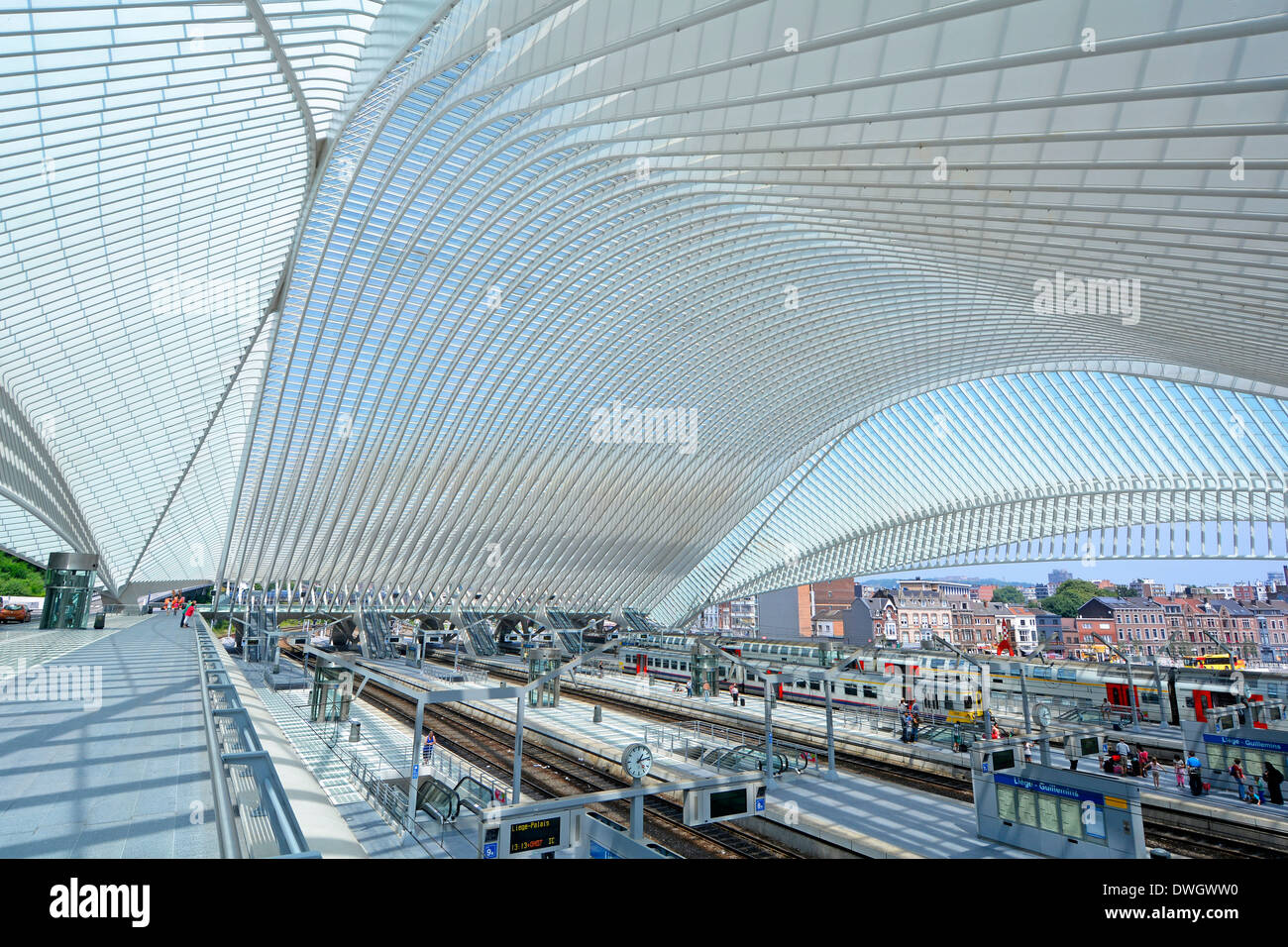 Gläserne Decke im modernen Infrastruktur des öffentlichen Verkehrs Gebäude gekrümmte über Belgien Bahnhof Railway Track & Plattform Stadt Lüttich EU über Stockfoto