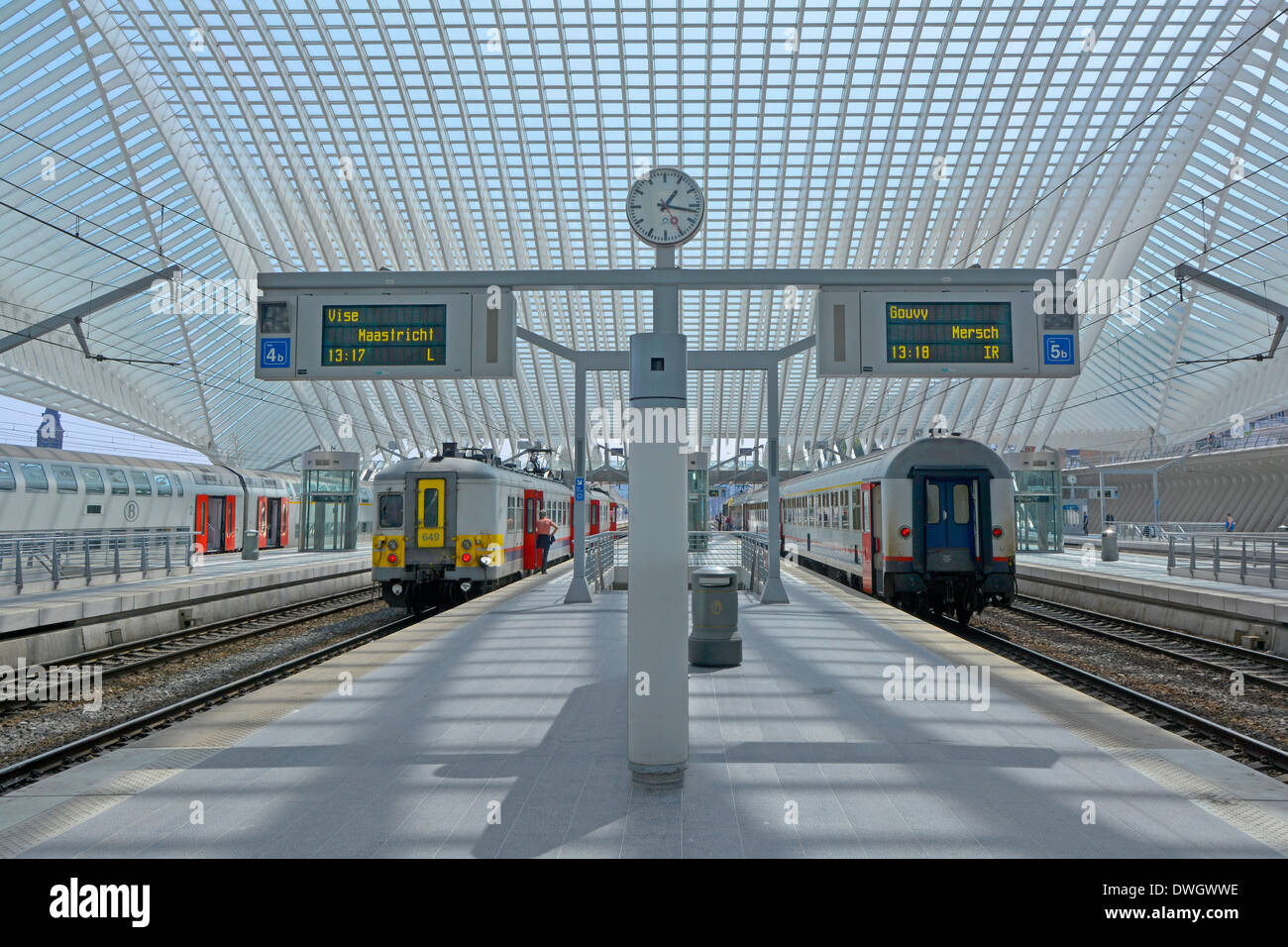 Symmetrische Architektur des modernen öffentlichen Verkehr Lüttich Belgien EU-Bahnhof Bahnsteig Clock & große Glasdach für Züge Stockfoto