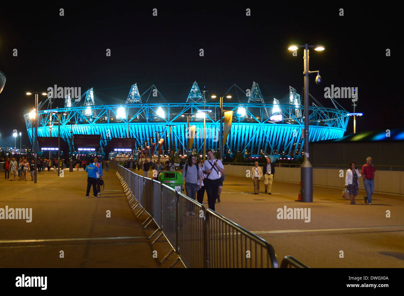 Olympics Zuschauer gehen aus East London 2012 Paralympischen Spiele Flutlicht Nachtveranstaltung Flutlicht Olympiastadion Stratford Newham London England Großbritannien Stockfoto