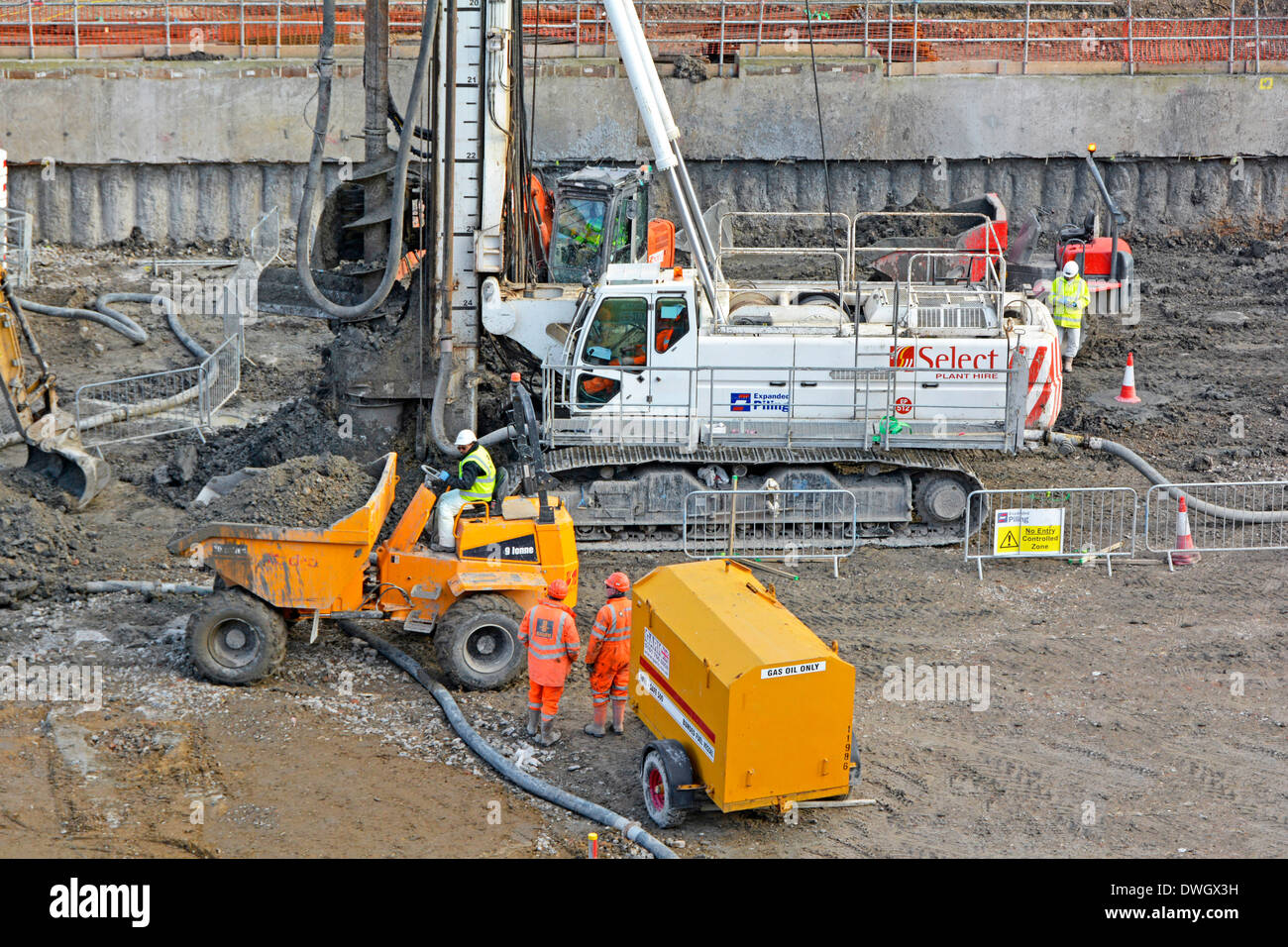 Bauindustrie Baustellen Schnecke Piling Rig & Dumper LKW bei der Arbeit auf Wohnung Gehäuse Stiftungen im alten Heygate Estate London England GB Stockfoto