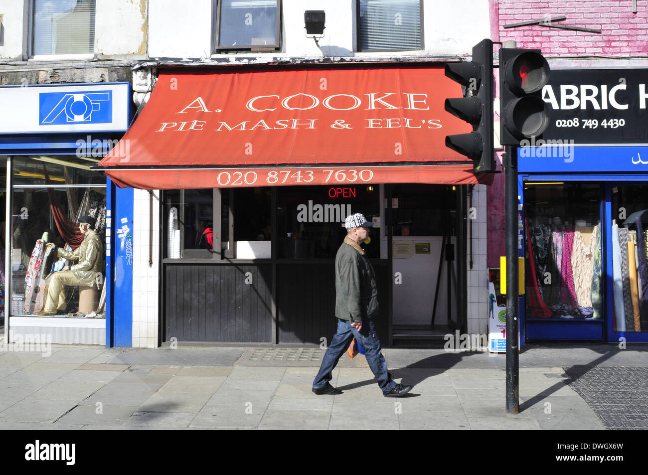 Ein Mann geht vorbei an Cooke Torte und Brei-Shop in Shepherd, London Stockfoto