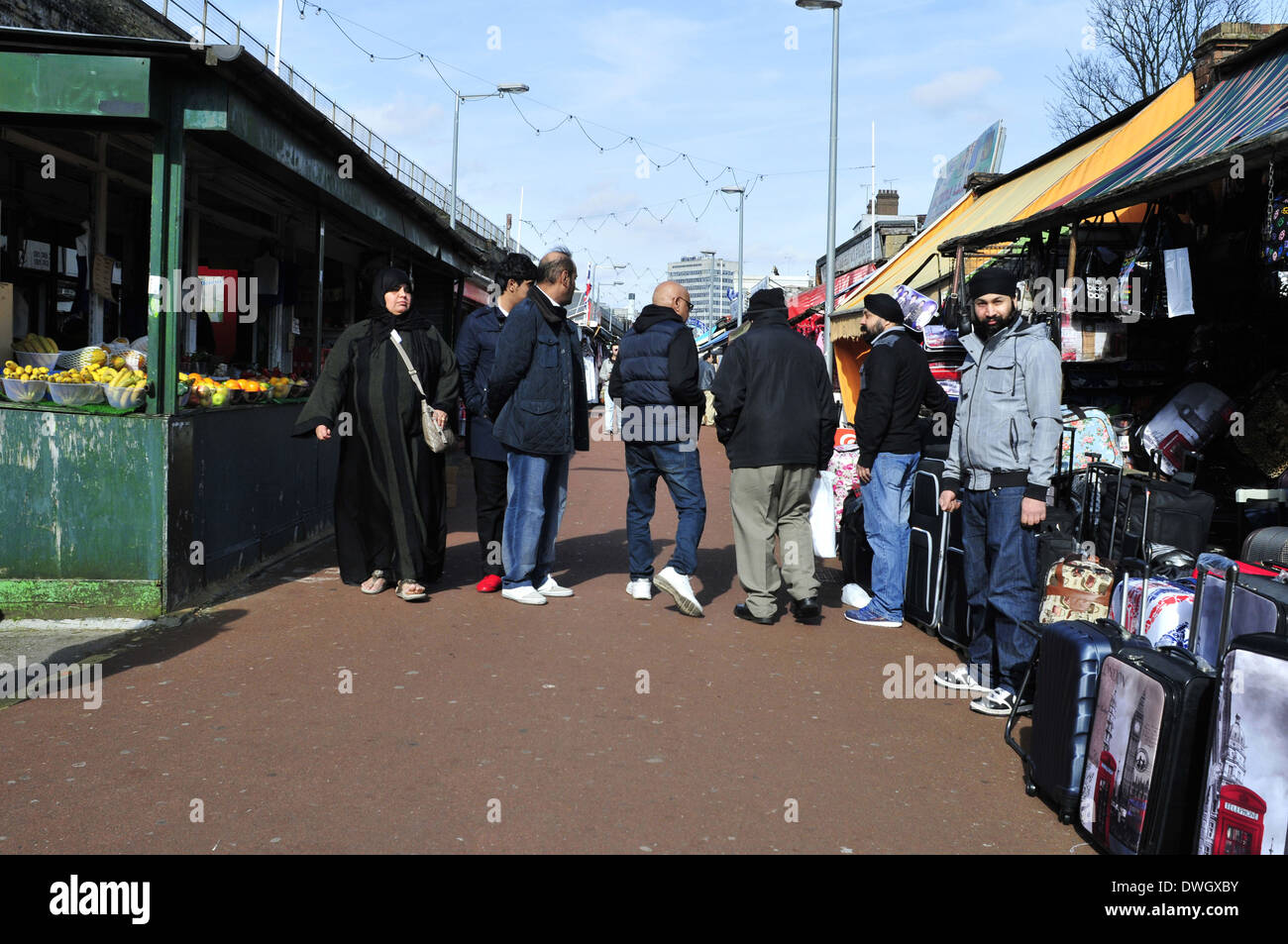 Passanten in Shepherds Bush Market, London Stockfoto