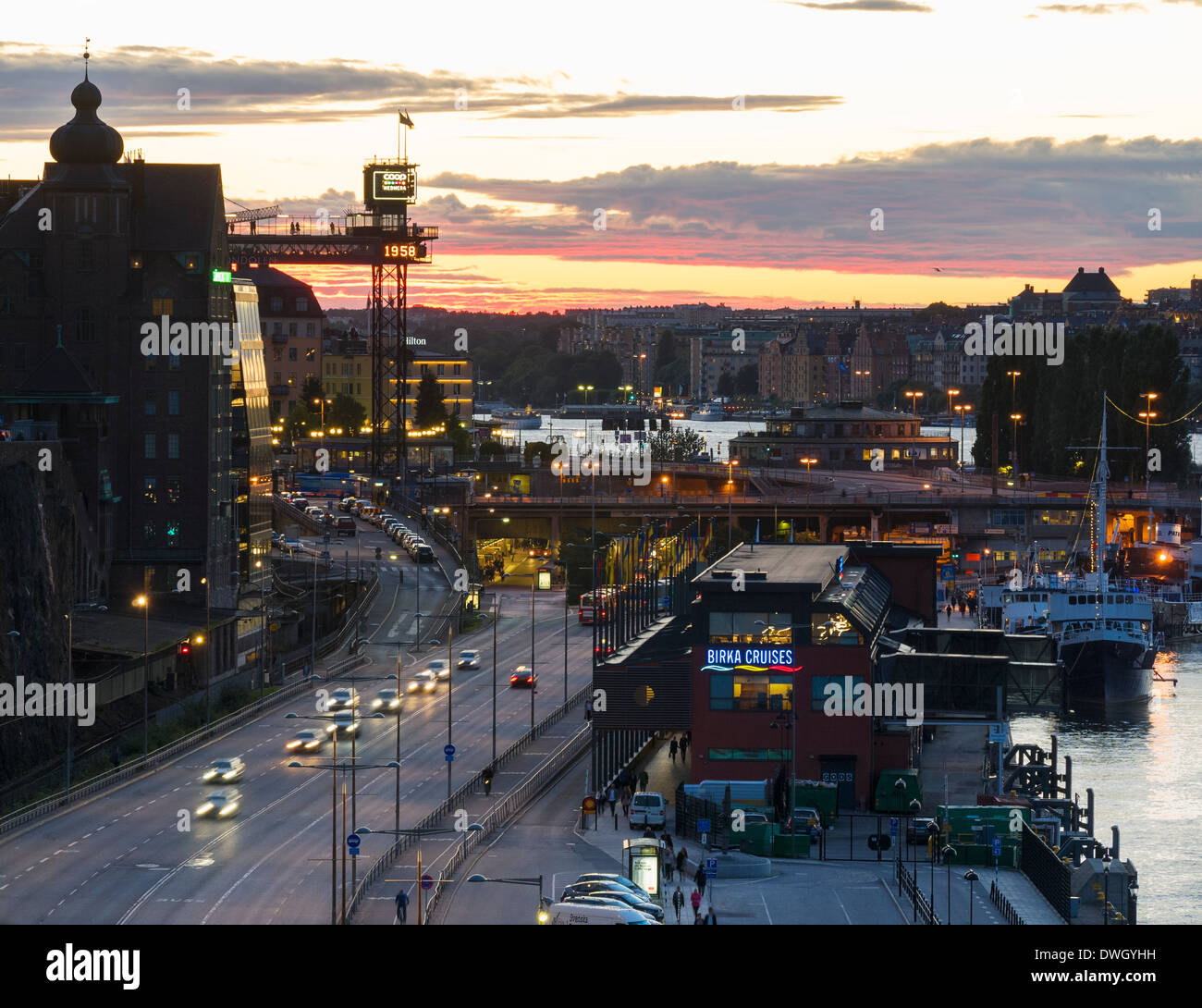 Ansicht von Slussen und Katarina Aufzug (Katarinahissen) Abend. Stockfoto