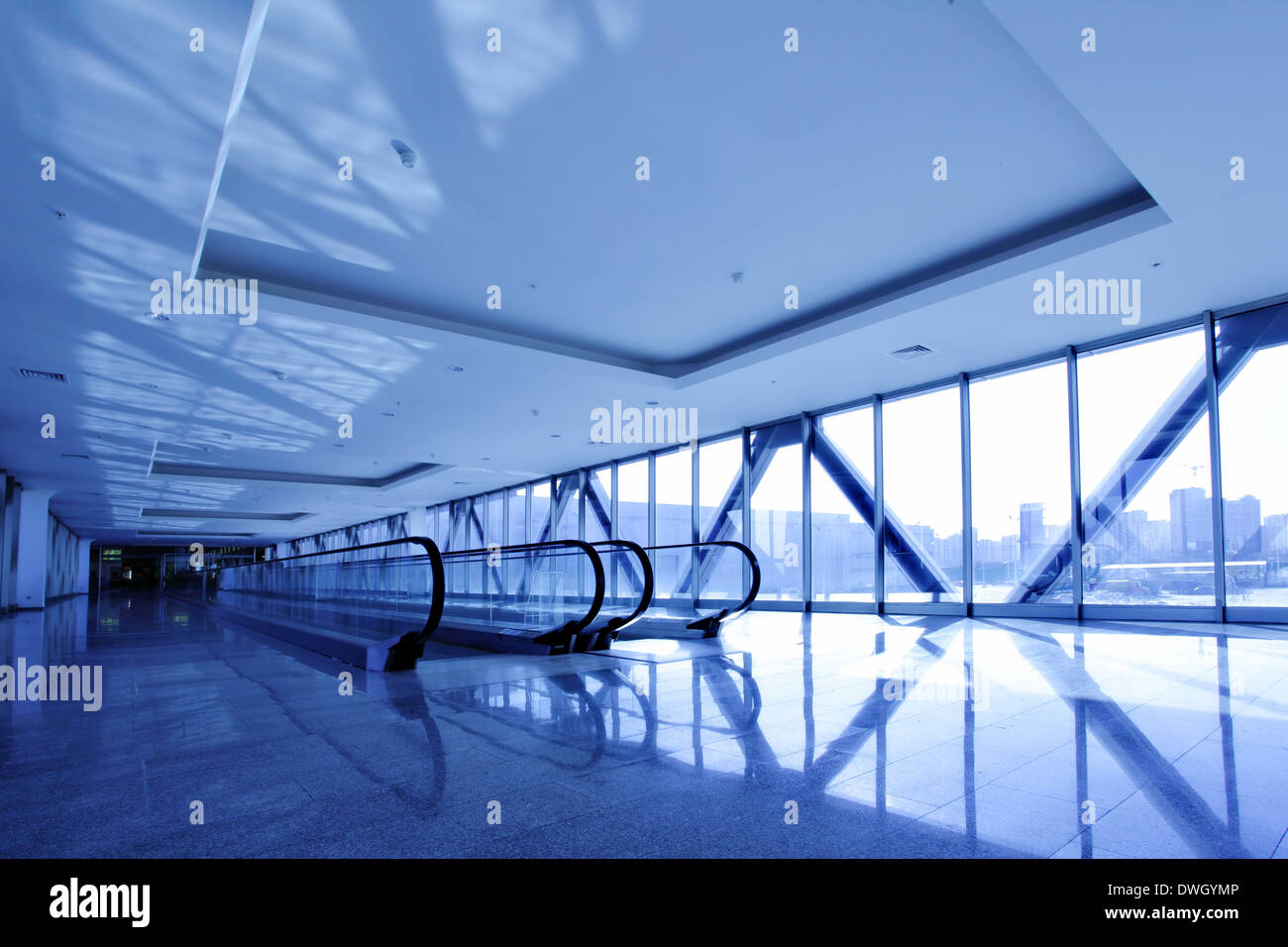 Perspektive des Korridors in blauer Farbe getönt Stockfoto