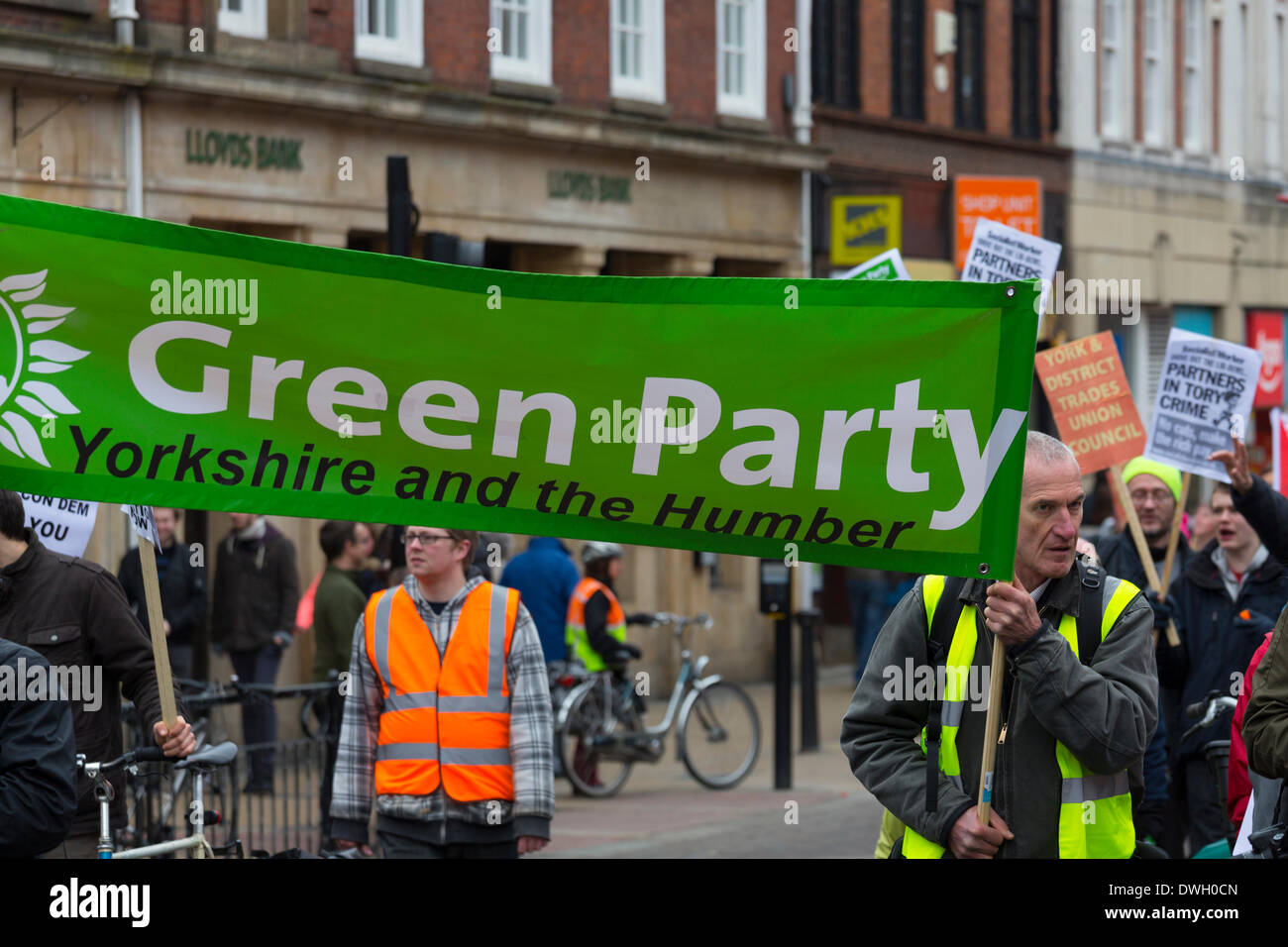 York, UK. 8. März 2014. Grüne Partei Yorkshire und Humber Division Flagge wird durch die Straßen von York während des TUC Protests vorgeführt März am 8. März 2014.  Zeitgleich mit der Liberal Democrats Konferenz im Barbican Centre, York zusammen. Bildnachweis: Alan Walmsley/Alamy Live-Nachrichten Stockfoto