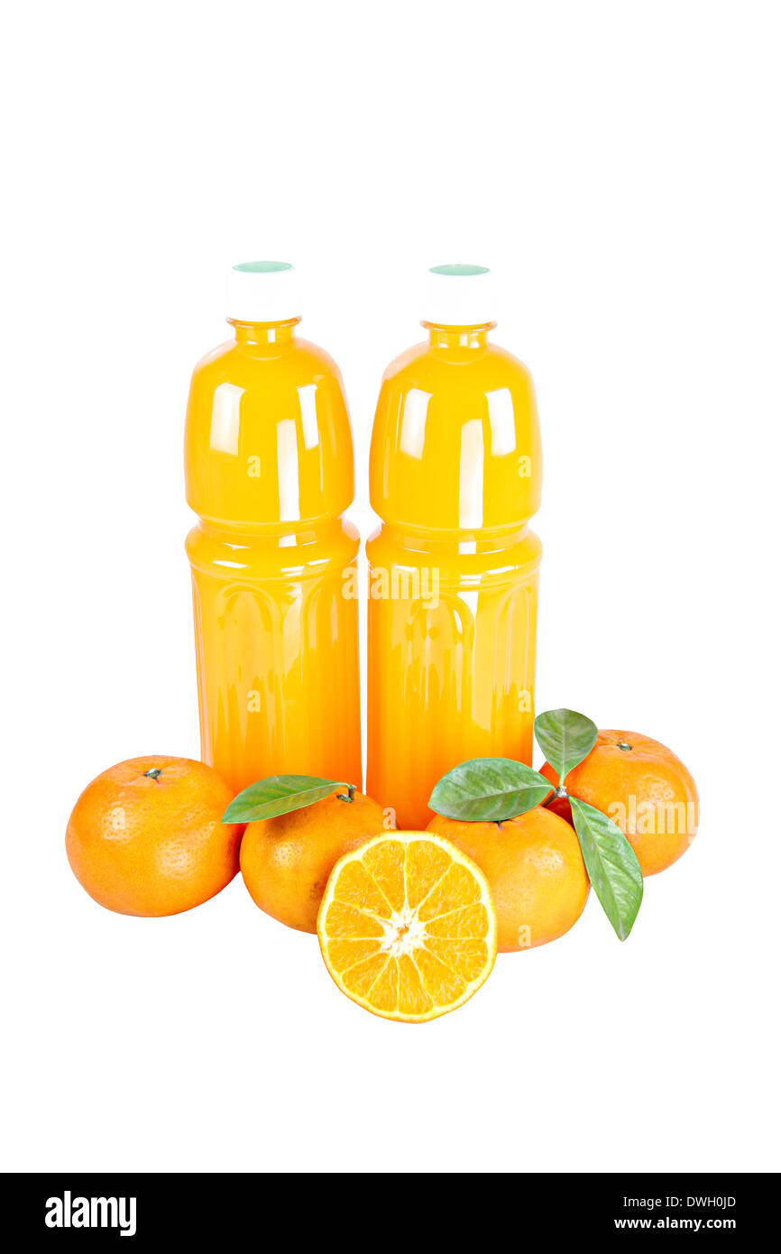Frische Mandarine und Flasche Saft mit in Scheiben geschnittenen isoliert auf weißem Hintergrund. Stockfoto