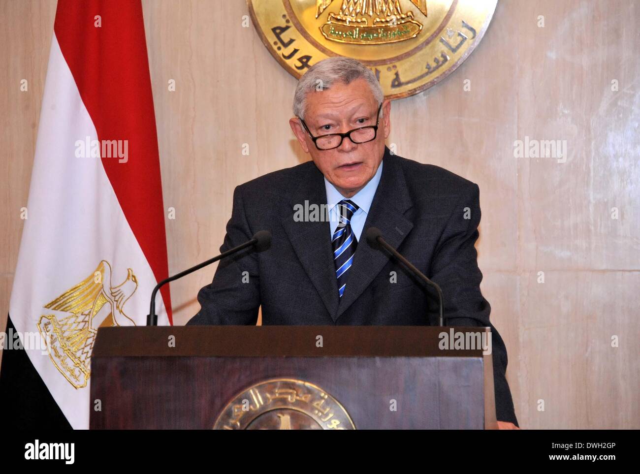 (140308)--Kairo, 8. März 2014 (Xinhua)--dieses Handout Foto von offiziellen Nachrichtenagentur MENA zeigt Ali Awad, rechts- und Verfassungsgeschichte Berater des ägyptischen interim Präsident Adli Mansour, während einer Pressekonferenz in Kairo, die Hauptstadt von Ägypten, am 8. März 2014 sprechen. Ägyptens interim Präsident Adli Mansour hat genehmigt und erteilt ein langersehnten neuen Gesetz zur Regelung des Landes bevorstehenden Präsidentschaftswahlen, sagten Beamte am Samstag. (Xinhua/MENA) (Djj) Stockfoto
