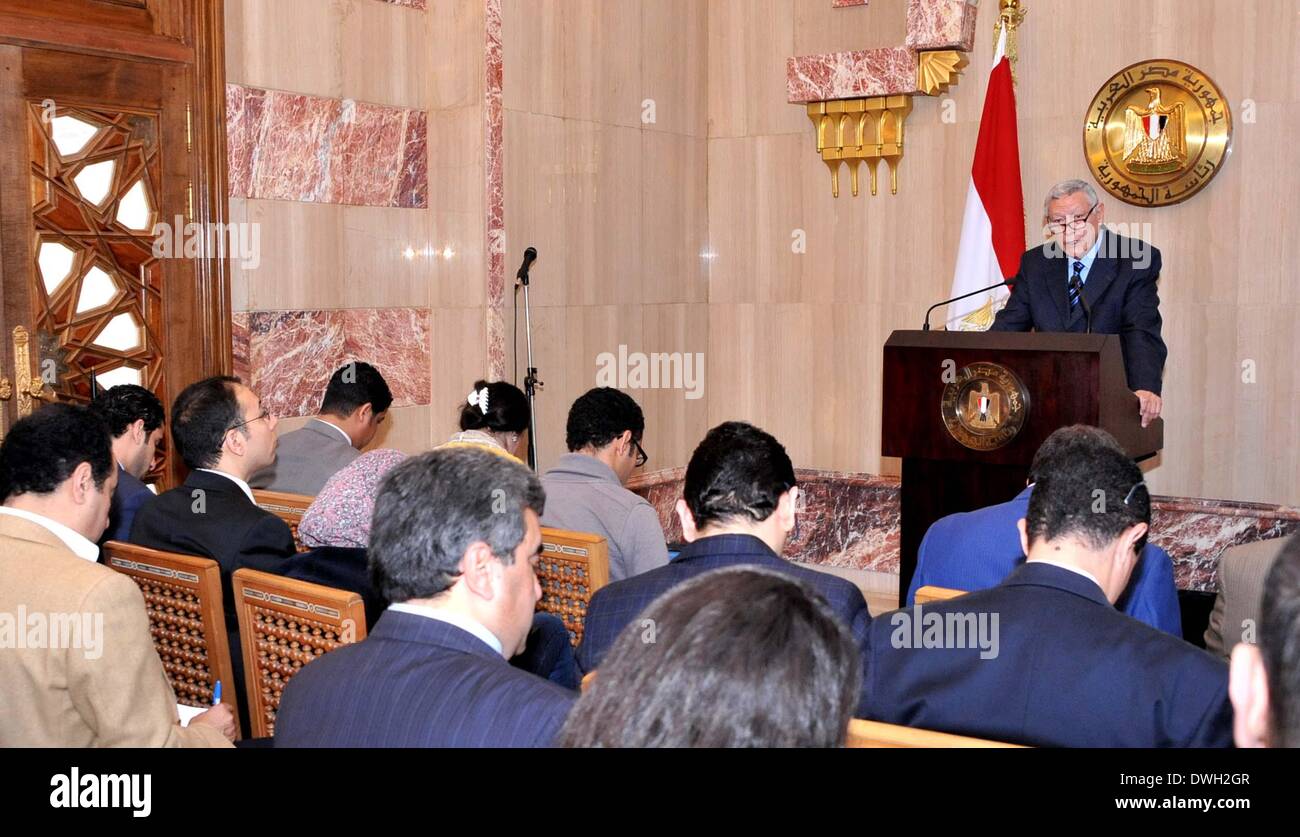 (140308)--Kairo, 8. März 2014 (Xinhua)--dieses Handout Foto von offiziellen Nachrichtenagentur MENA zeigt Ali Awad, rechts- und Verfassungsgeschichte Berater des ägyptischen interim Präsident Adli Mansour, während einer Pressekonferenz in Kairo, die Hauptstadt von Ägypten, am 8. März 2014 sprechen. Ägyptens interim Präsident Adli Mansour hat genehmigt und erteilt ein langersehnten neuen Gesetz zur Regelung des Landes bevorstehenden Präsidentschaftswahlen, sagten Beamte am Samstag. (Xinhua/MENA) (Djj) Stockfoto